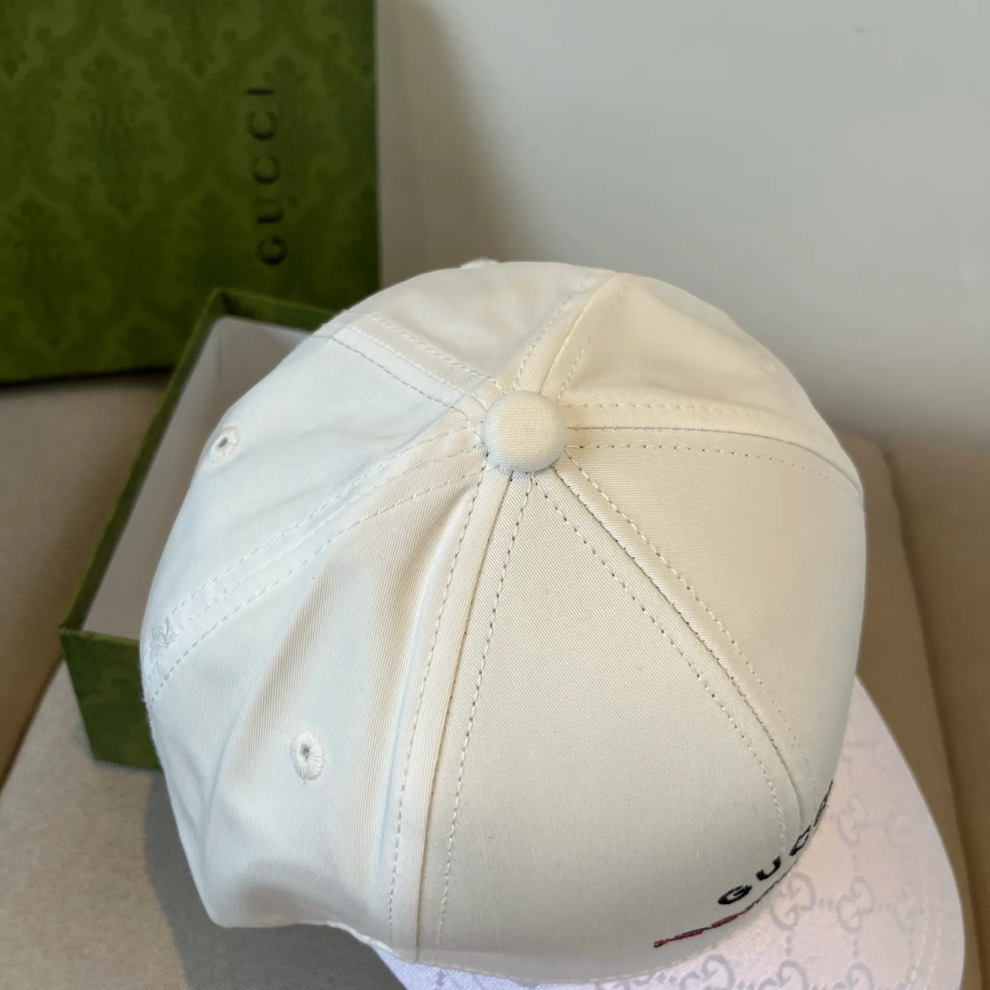 P60 Gucci Baseball Cap♥️GUCCI🧢New product from the official website, baseball cap, original quality, very popular 🔥🎩 The craftsmanship is very exquisite, high-end and classy! Low-key luxury, easy to carry! Running volume!
