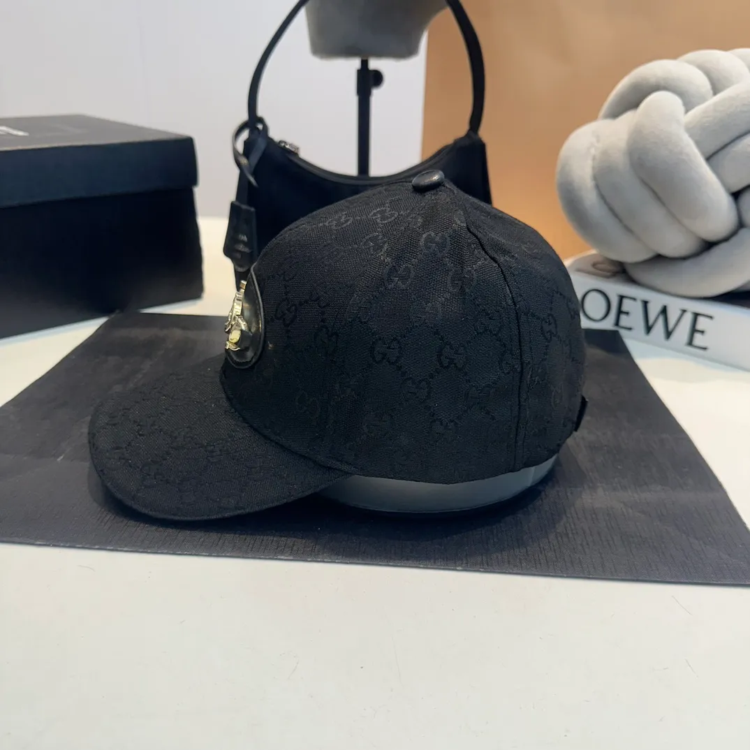 P56 Gucci Baseball Cap♥️GUCCI🧢New product from the official website, baseball cap, original quality, hot arrival 🔥🎩 The craftsmanship is very exquisite, high-end and classy! Low-key luxury, easy to carry! Running volume!
