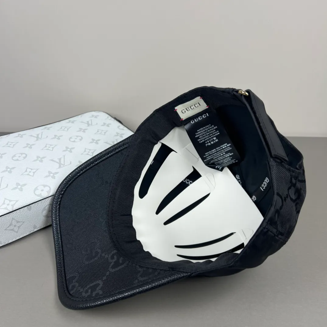 P66💰Gucci Baseball Cap♥️GUCCI🧢Official website new product, baseball cap, original quality, hot arrival 🔥🎩 The craftsmanship is very exquisite, high-end and classy! Low-key luxury, easy to carry! Running volume!