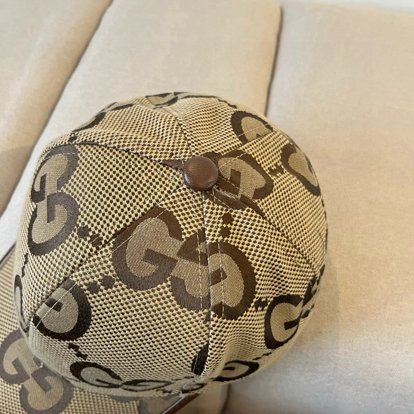 P60 Gucci Baseball Cap♥️GUCCI🧢New product from the official website, baseball cap, original quality, very popular 🔥🎩 The craftsmanship is very exquisite, high-end and classy! Low-key luxury, easy to carry! Running volume!