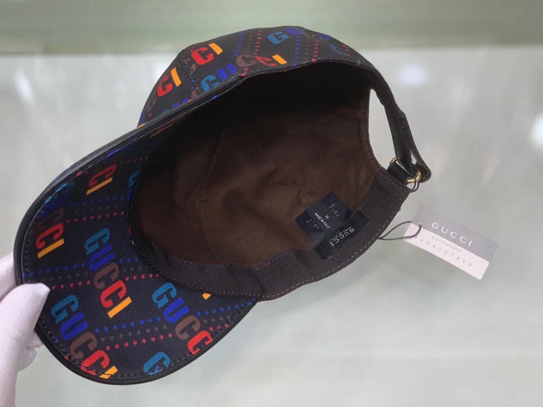 🉐100 Gucci (Gucci) new original baseball cap, silk screen logo, 1:1 mold opening and customization at the counter, original canvas fabric + first layer of cowhide, pure cotton lining, light and breathable! The quality is great, the basic head circumference is 56cm, and the patch is adjustable.