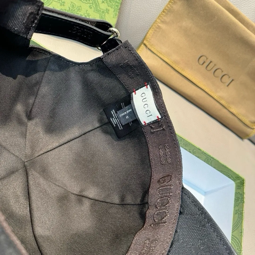 p90 ten thousand year classic model shipped!   , Gucci (Gucci) classic original baseball cap😍😍Little Bee, 1:1 mold opening and customization at the counter, the highest version, original canvas fabric + first layer of cowhide, pure cotton lining, light and breathable! Photographed in real life, suitable for men and women in all seasons, basic head circumference 56cm, adjustable patches.