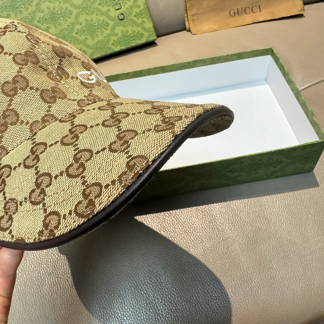 p90 new model shipped!   , Gucci (Gucci) latest original baseball cap, Gucci small embroidery, 1:1 mold opening and customization at the counter, the highest version, original canvas + first-layer cowhide, pure cotton lining, light and breathable! Photographed in real life, suitable for men and women in all seasons, basic head circumference 56cm, adjustable patches.