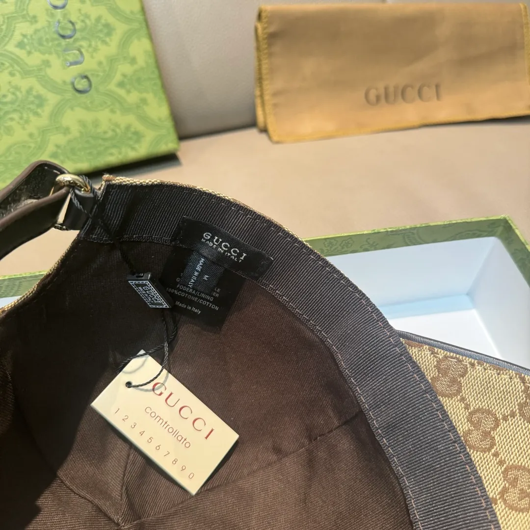 p90 new model shipped!   , Gucci (Gucci) latest original baseball cap, Gucci small embroidery, 1:1 mold opening and customization at the counter, the highest version, original canvas + first-layer cowhide, pure cotton lining, light and breathable! Photographed in real life, suitable for men and women in all seasons, basic head circumference 56cm, adjustable patches.