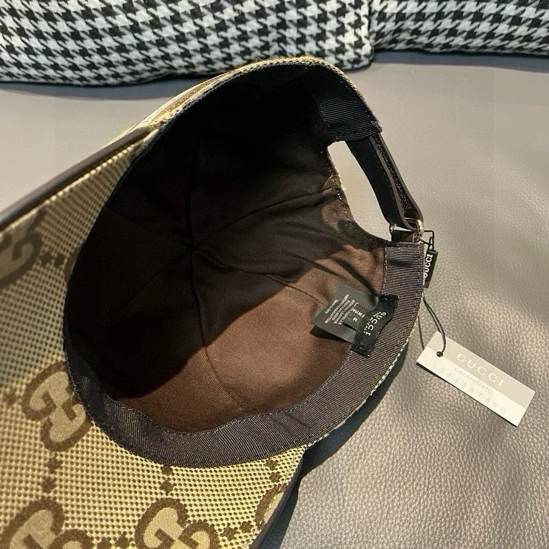 p90., Gucci Gucci’s new original baseball cap, large double G, 1:1 mold opening and customization at the counter, perfect matching pattern, original canvas fabric + first-layer cowhide, light and breathable! The basic head circumference is 56cm, and the patch is adjustable.