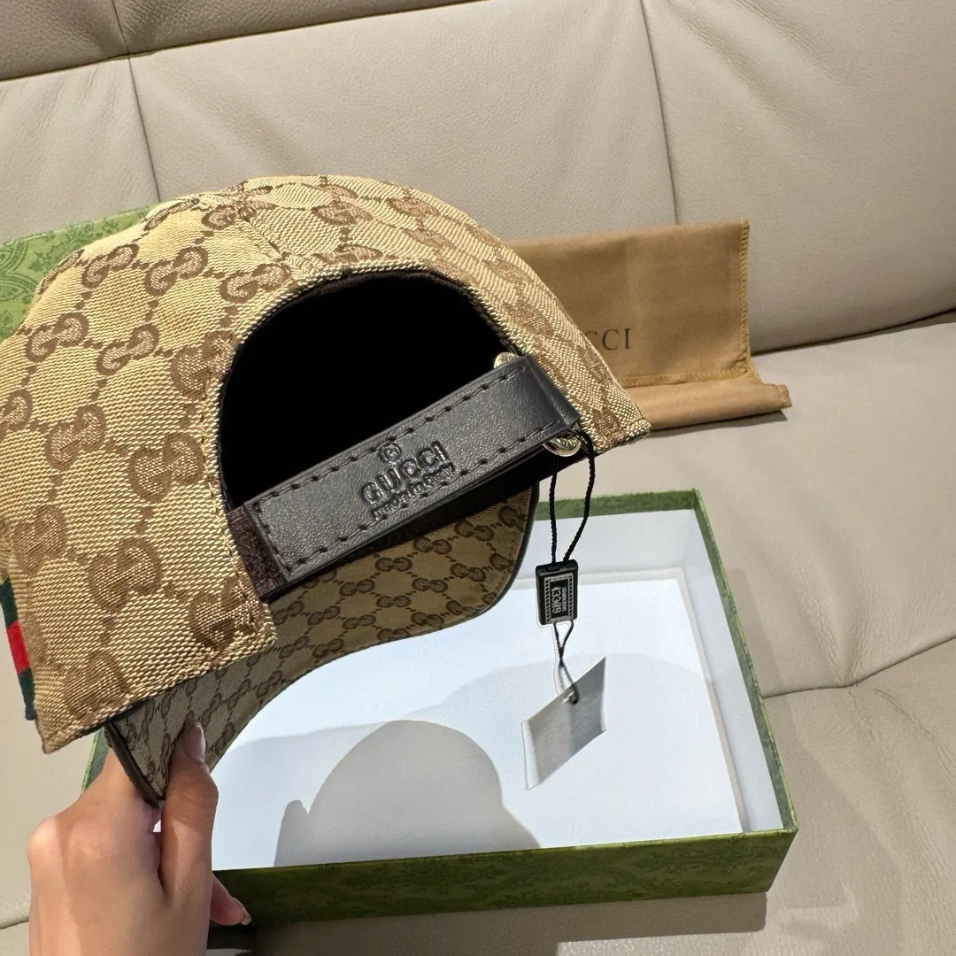 p90, the latest collaboration model of NY&Gucci (Gucci), original baseball cap, 1:1 mold customization, details comparable to those at the counter, original canvas fabric + first-layer cowhide, excellent quality! The first choice for handsome men and beautiful women, fashionable and versatile. The basic head circumference is 56cm, and the patch is adjustable.