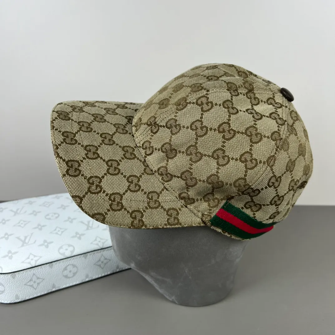 150💰Gucci (Gucci) new model original baseball cap, counter purchase quality 1:1 mold customization, genuine mold opening hardware, original canvas fabric + first-layer cowhide, original factory quality! The quality is great and the patch is adjustable. Accurate matching, perfect integration of details and craftsmanship!