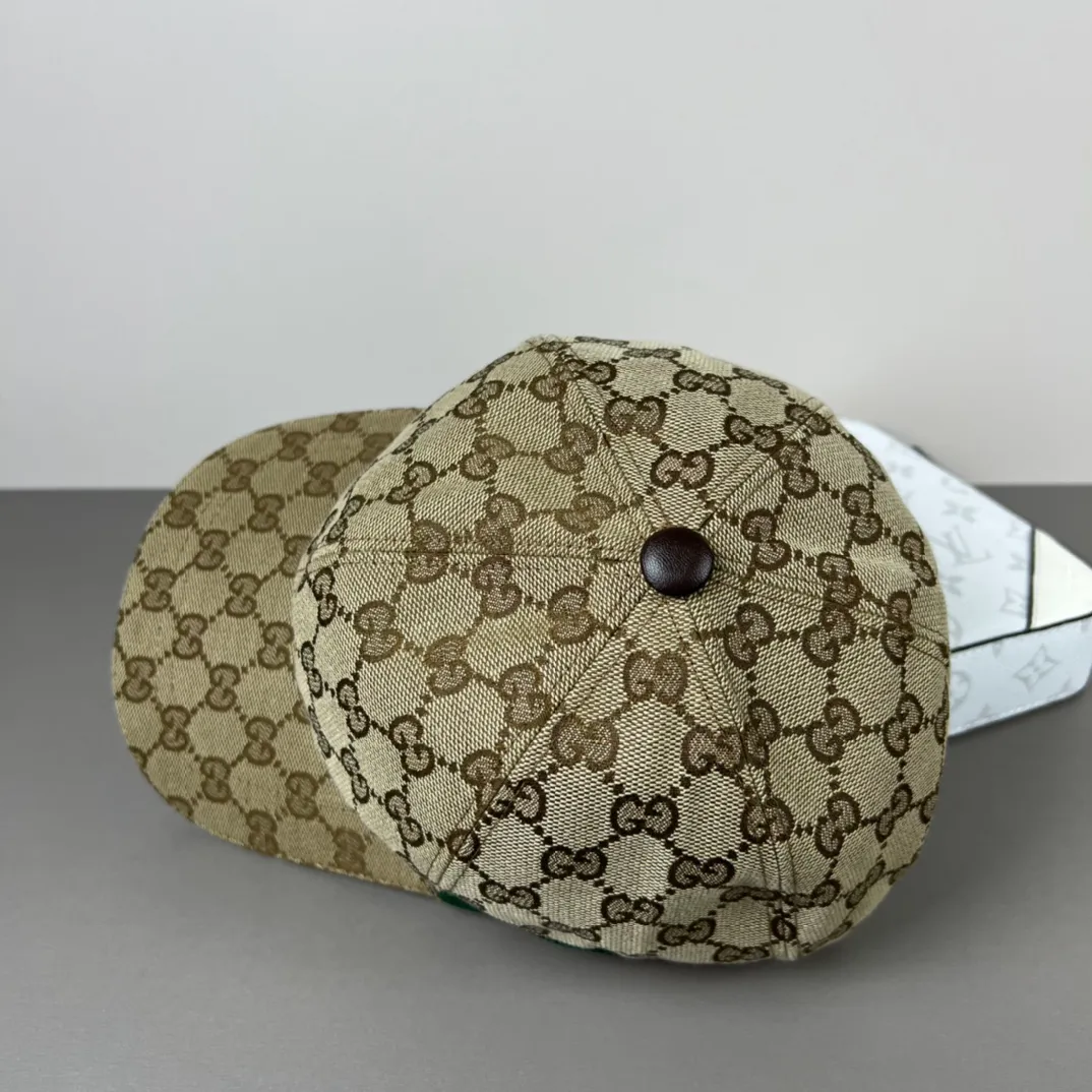 150💰Gucci (Gucci) new model original baseball cap, counter purchase quality 1:1 mold customization, genuine mold opening hardware, original canvas fabric + first-layer cowhide, original factory quality! The quality is great and the patch is adjustable. Accurate matching, perfect integration of details and craftsmanship!