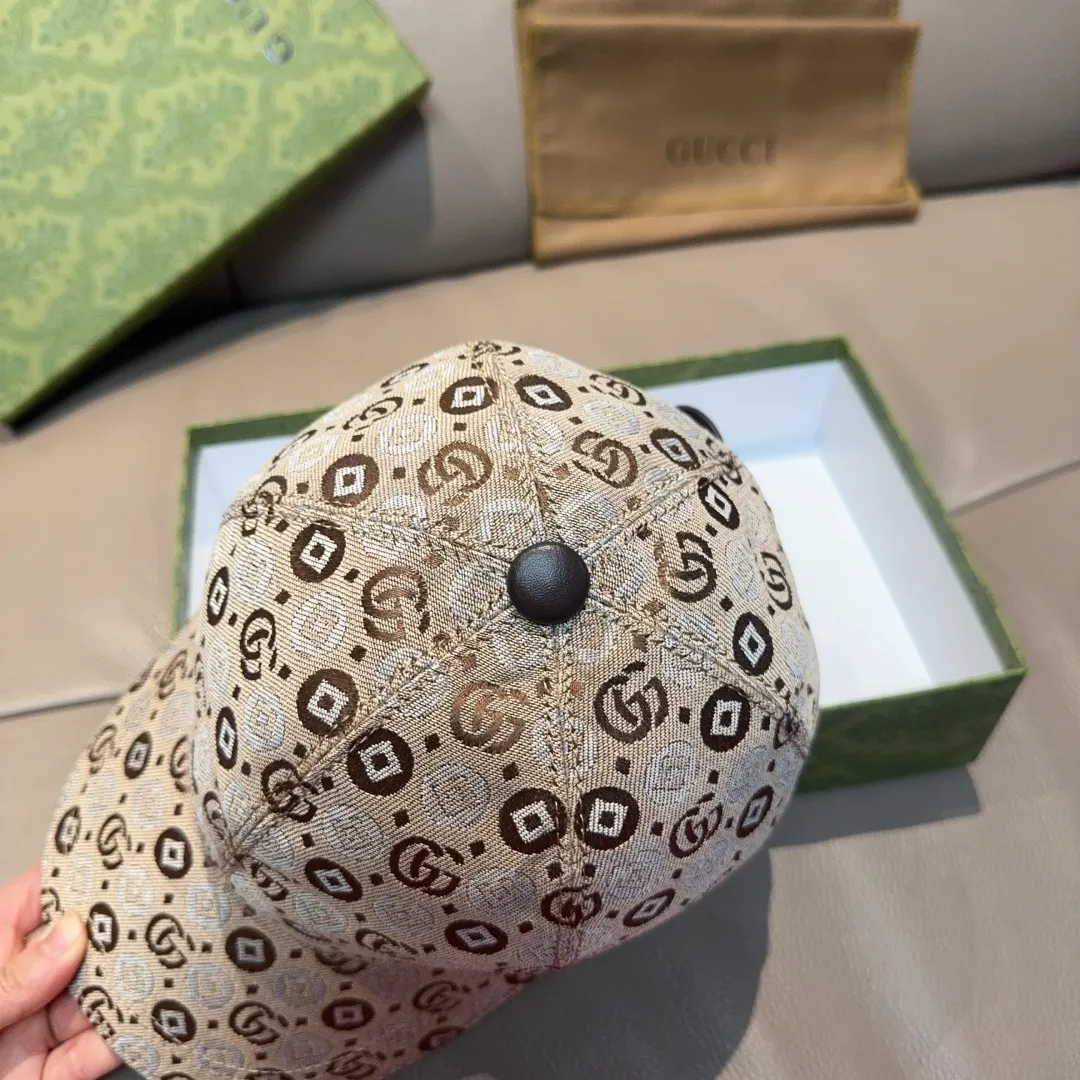 p90., Gucci's new original baseball cap, double G jacquard, 1:1 mold customization at the counter, perfect pattern, original canvas fabric + first-layer cowhide, light and breathable! The basic head circumference is 56cm, and the patch is adjustable.