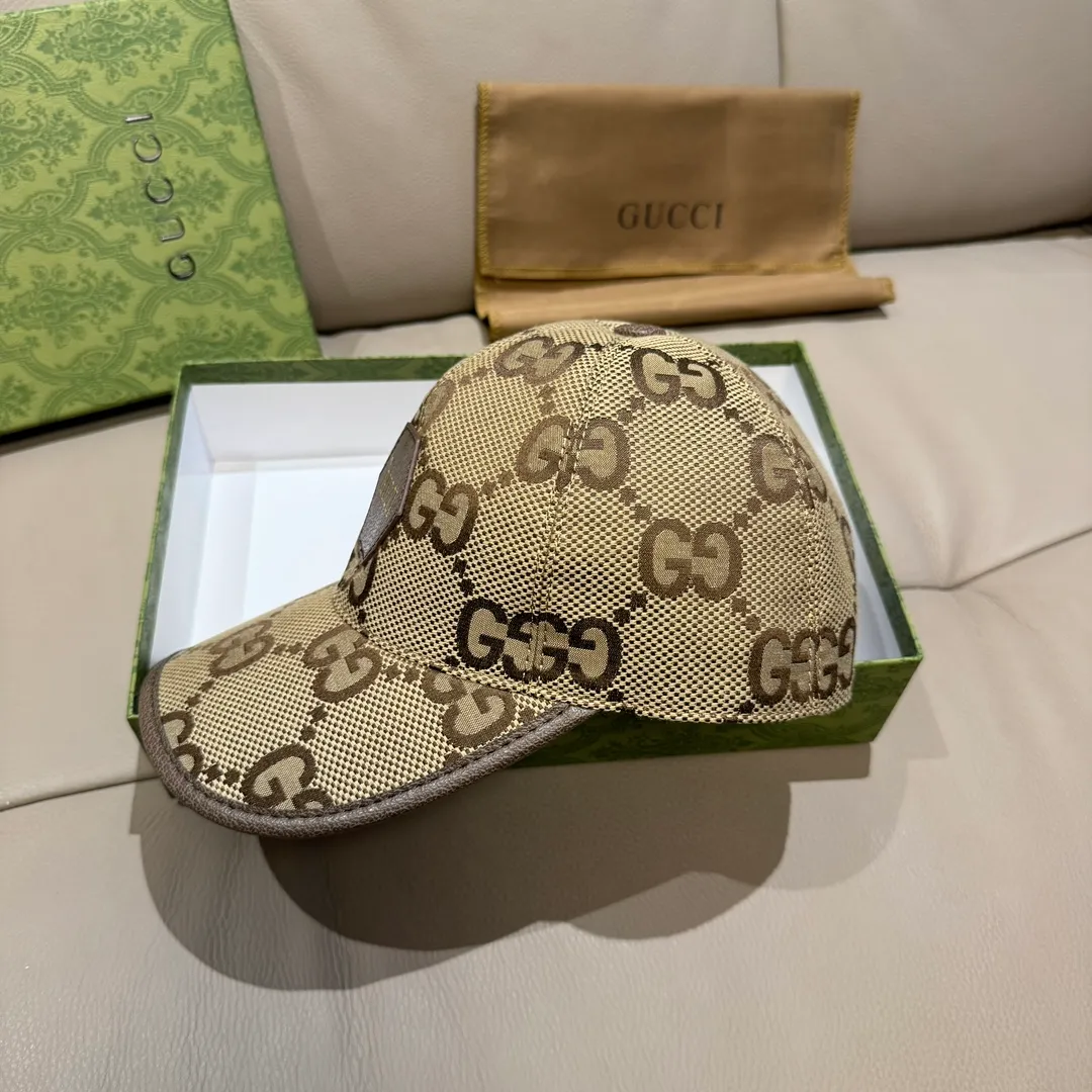 P90, Gucci (Gucci) new original baseball cap, Gucci hot stamping, the latest model at the counter, 1:1 custom mold opening, genuine mold opening, original canvas fabric + first layer of cowhide, original quality! The quality is great, the basic head circumference is 56cm, and the patch is adjustable.