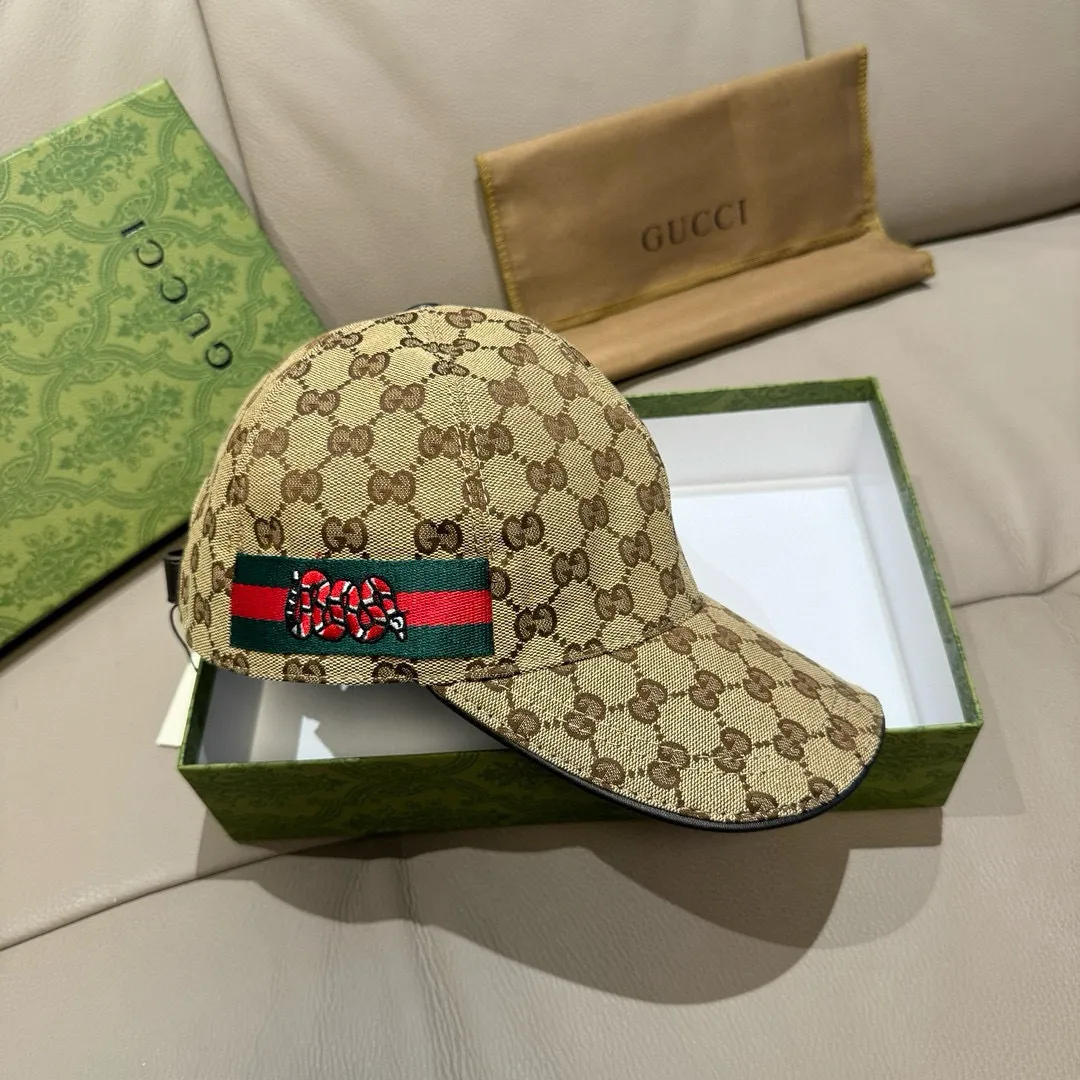 p90, Gucci's new original baseball cap, embroidered python, 1:1 mold customization, heavy embroidery, delicate and luxurious, details comparable to those at the counters, original canvas fabric + first-layer cowhide, pure cotton lining, great quality! The first choice for handsome men and beautiful women, fashionable and versatile. Basic head circumference 56, adjustable patch