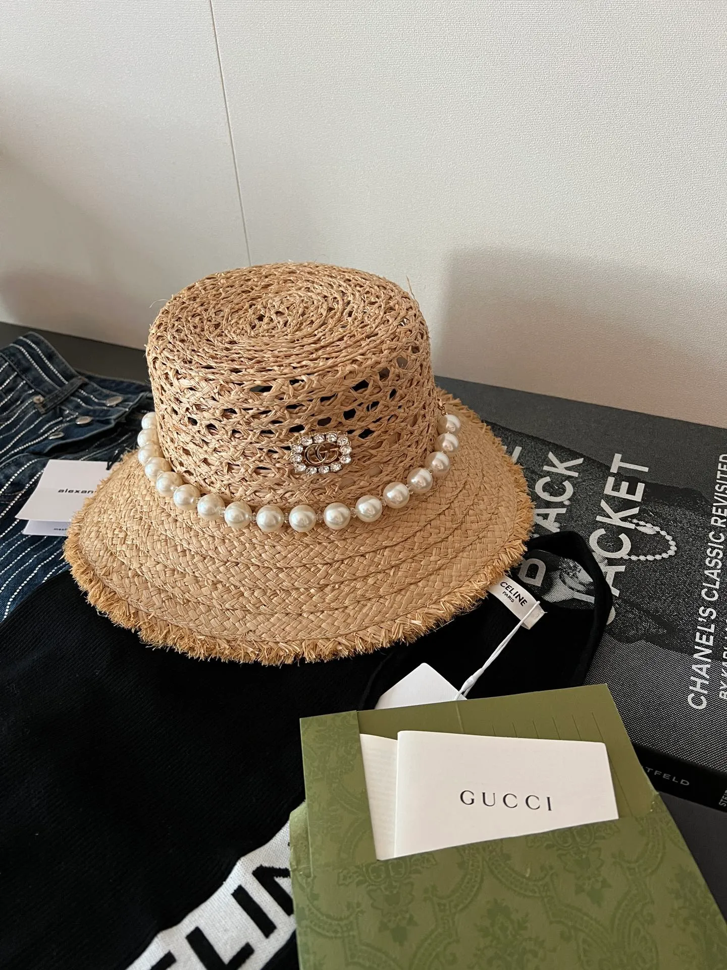 💰140 GUCCI Pearl Hollow Straw Hat 2022 Summer New Arrival! 📸Take photos at the beach. The pearl straw hat changes focus in seconds. The hollow design makes it easier to take photos of the light and shadow on the face under the shade of the trees~The picture will come out immediately➿➿Small tassel design 🎡Full marks for the sense of detail. How can you not love such a retro and playful straw hat?