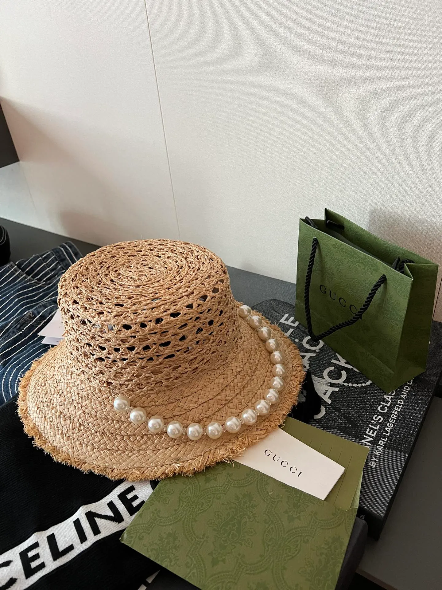 💰140 GUCCI Pearl Hollow Straw Hat 2022 Summer New Arrival! 📸Take photos at the beach. The pearl straw hat changes focus in seconds. The hollow design makes it easier to take photos of the light and shadow on the face under the shade of the trees~The picture will come out immediately➿➿Small tassel design 🎡Full marks for the sense of detail. How can you not love such a retro and playful straw hat?