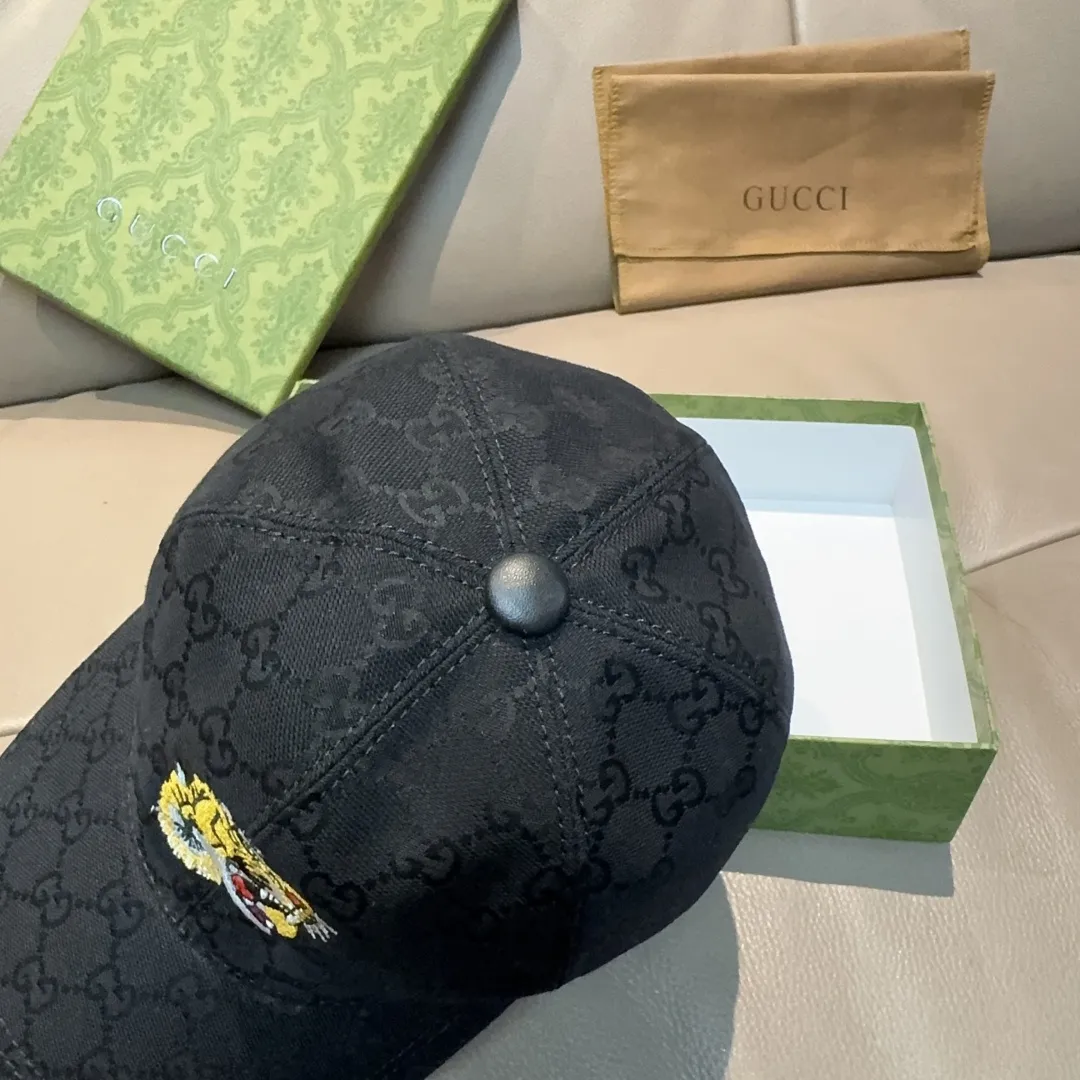 P90, Gucci (Gucci) new original baseball cap, tiger head embroidery, 1:1 mold customization, heavy embroidery, details comparable to counters, original canvas fabric + first-layer cowhide, excellent quality! The first choice for handsome men and beautiful women, fashionable and versatile. The basic head circumference is 56cm, and the patch is adjustable.