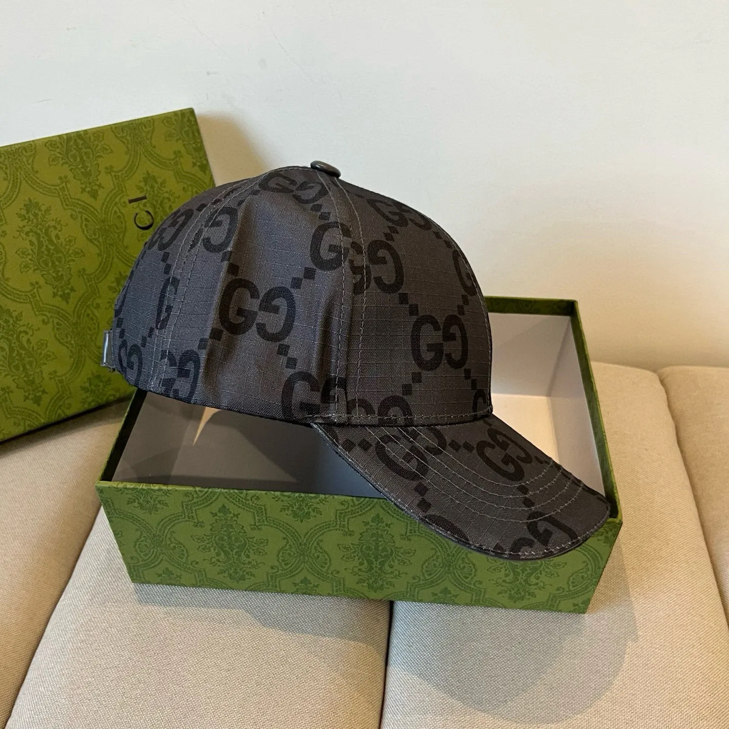 P60 Gucci Baseball Cap♥️GUCCI🧢New product from the official website, baseball cap, original quality, very popular 🔥🎩 The craftsmanship is very exquisite, high-end and classy! Low-key luxury, easy to carry! Running volume!