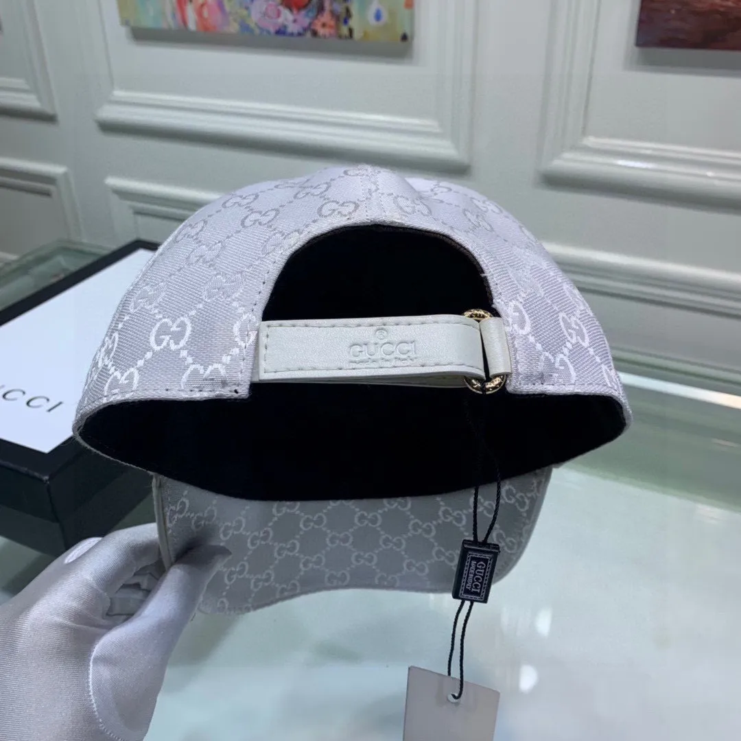 🉐130 Gucci (Gucci) new original baseball cap, GUCCI embroidery, 1:1 mold customization, heavy gold embroidery, details comparable to counters, original canvas + first-layer cowhide, excellent quality! The first choice for handsome men and beautiful women, fashionable and versatile. The basic head circumference is 56cm, and the patch is adjustable.