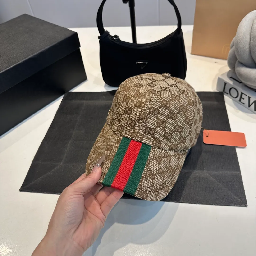P70 original version shipped! Gucci's latest original baseball cap with wide webbing. 1:1 mold opening and customization at the counter, the highest version, original canvas fabric + first-layer cowhide, light and breathable! Photographed in real life, suitable for men and women in all seasons, basic head circumference 56