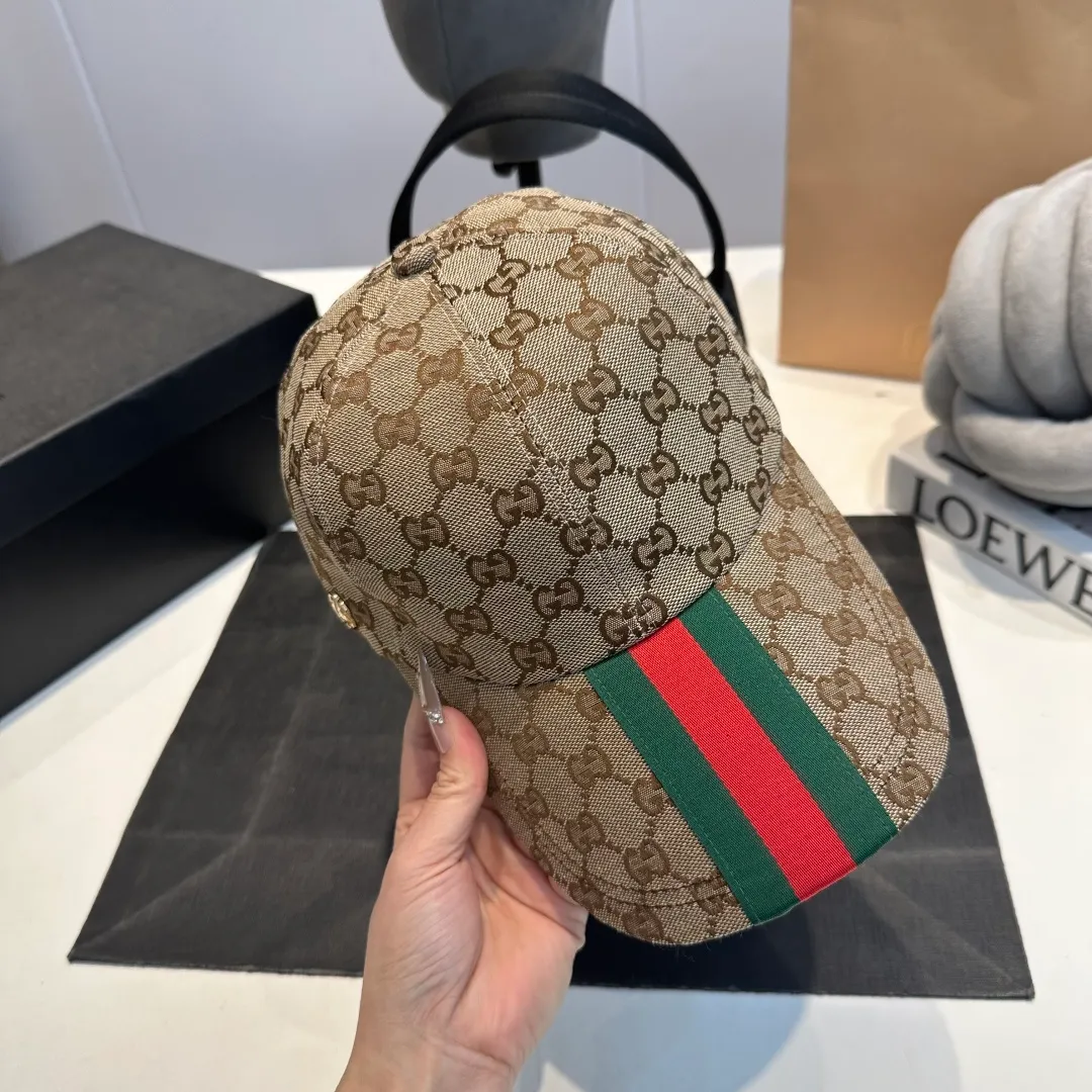 P70 original version shipped! Gucci's latest original baseball cap with wide webbing. 1:1 mold opening and customization at the counter, the highest version, original canvas fabric + first-layer cowhide, light and breathable! Photographed in real life, suitable for men and women in all seasons, basic head circumference 56