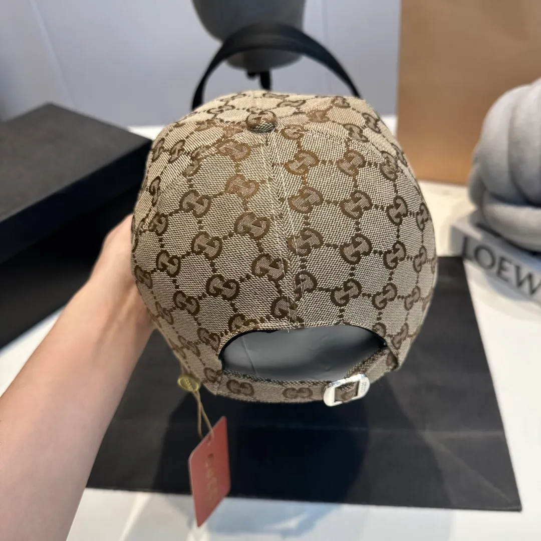 P70 original version shipped! Gucci's latest original baseball cap with wide webbing. 1:1 mold opening and customization at the counter, the highest version, original canvas fabric + first-layer cowhide, light and breathable! Photographed in real life, suitable for men and women in all seasons, basic head circumference 56