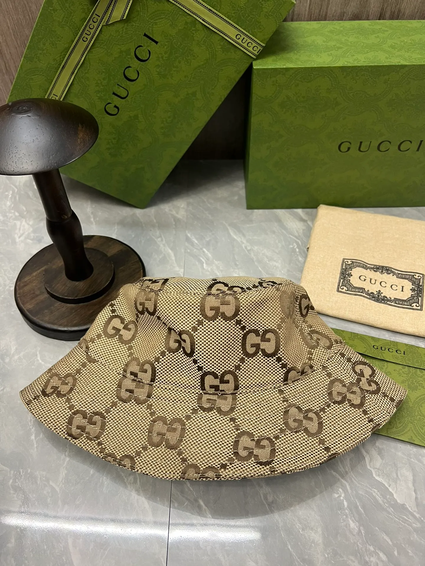 p 35 GU This bucket hat is one of the new accessories and ready-to-wear series launched in early autumn. It is made of recyclable materials and accessories to fulfill the brand's consistent commitment to sustainable development. The Gucci Off The Grid series is one of the Gucci Circular Lines series. This product line was originally designed to support the brand's corporate vision of vigorously developing circular production. Adhering to the design concept of environmental protection, made of ECONYL®, a nylon fabric made of recyclable renewable materials, black leather piping, lined, complete with new counter packaging 2016120