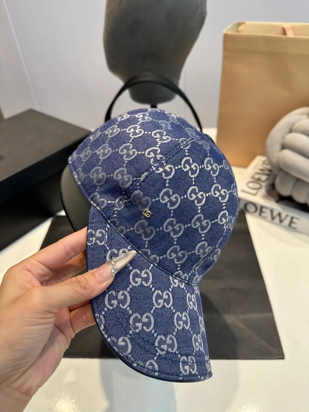 P90 Gucci (Gucci) new original baseball cap, metal small double G, the latest model at the counter, 1:1 mold opening and customization, genuine mold opening hardware, original canvas fabric + first layer of cowhide, original quality! The quality is great, the basic head circumference is 56cm, and the patch is adjustable.