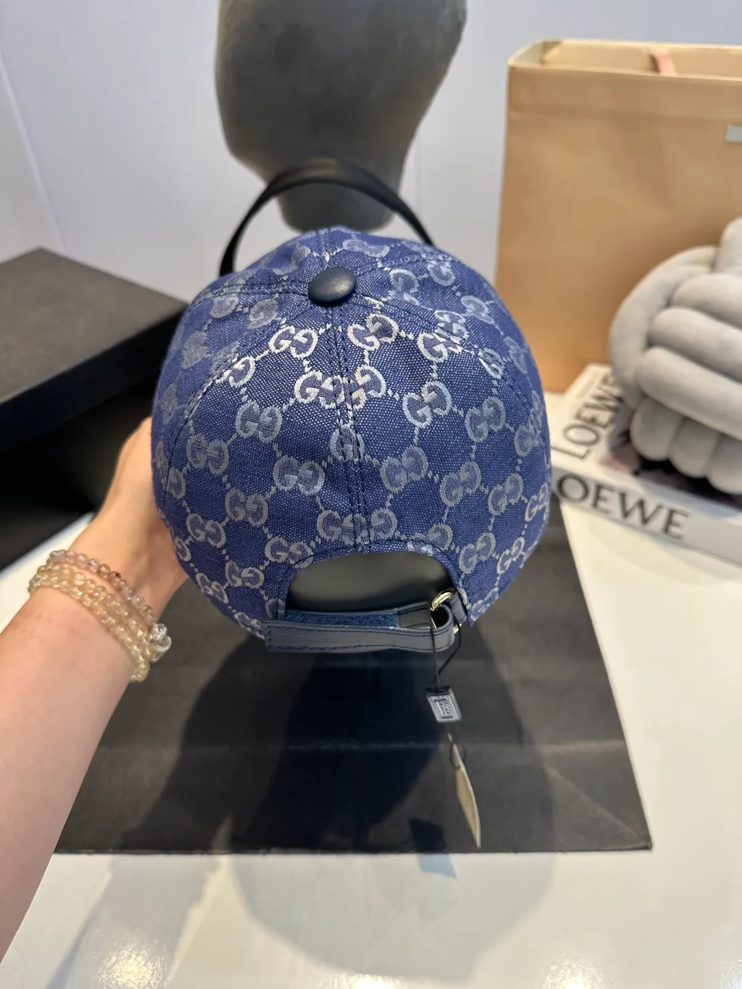 P90 Gucci (Gucci) new original baseball cap, metal small double G, the latest model at the counter, 1:1 mold opening and customization, genuine mold opening hardware, original canvas fabric + first layer of cowhide, original quality! The quality is great, the basic head circumference is 56cm, and the patch is adjustable.