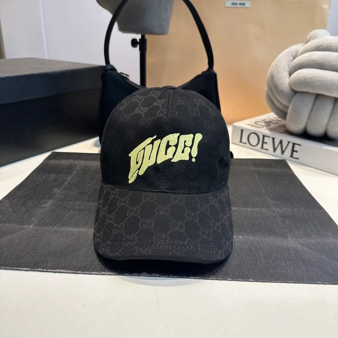 P90 Gucci new original baseball cap, double G jacquard, 1:1 mold opening and customization at the counter, perfect pattern, original canvas fabric + first layer of cowhide, light and breathable! The basic head circumference is 56cm, and the patch is adjustable.