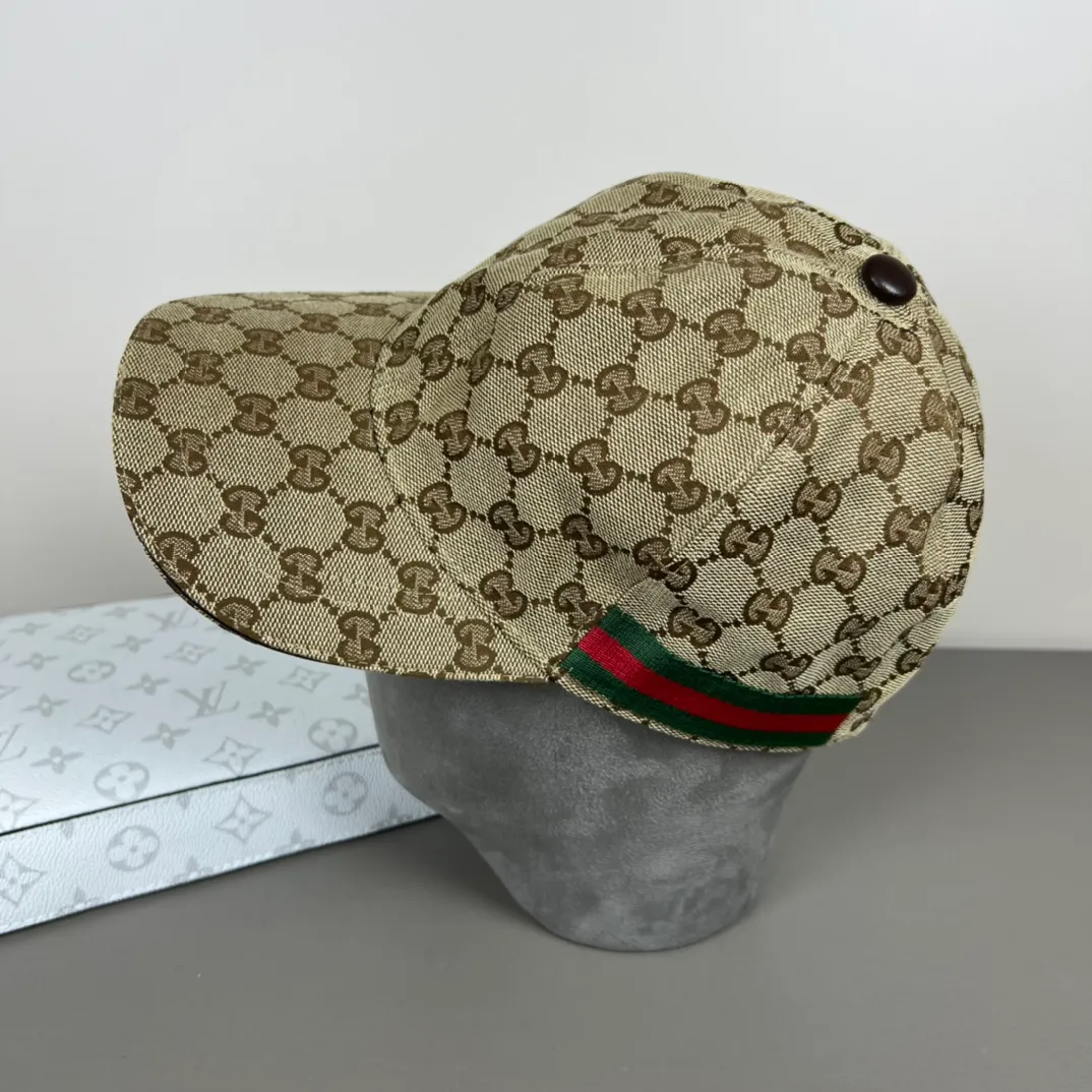 80💰Gucci (Gucci) new original baseball cap, metal small double G, the latest model at the counter, 1:1 mold customization, genuine mold hardware, original canvas fabric + first layer of cowhide, original quality! The quality is great, the basic head circumference is 56cm, and the patch is adjustable.