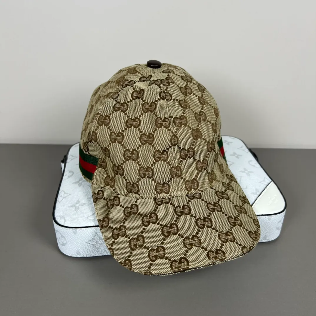 80💰Gucci (Gucci) new original baseball cap, metal small double G, the latest model at the counter, 1:1 mold customization, genuine mold hardware, original canvas fabric + first layer of cowhide, original quality! The quality is great, the basic head circumference is 56cm, and the patch is adjustable.