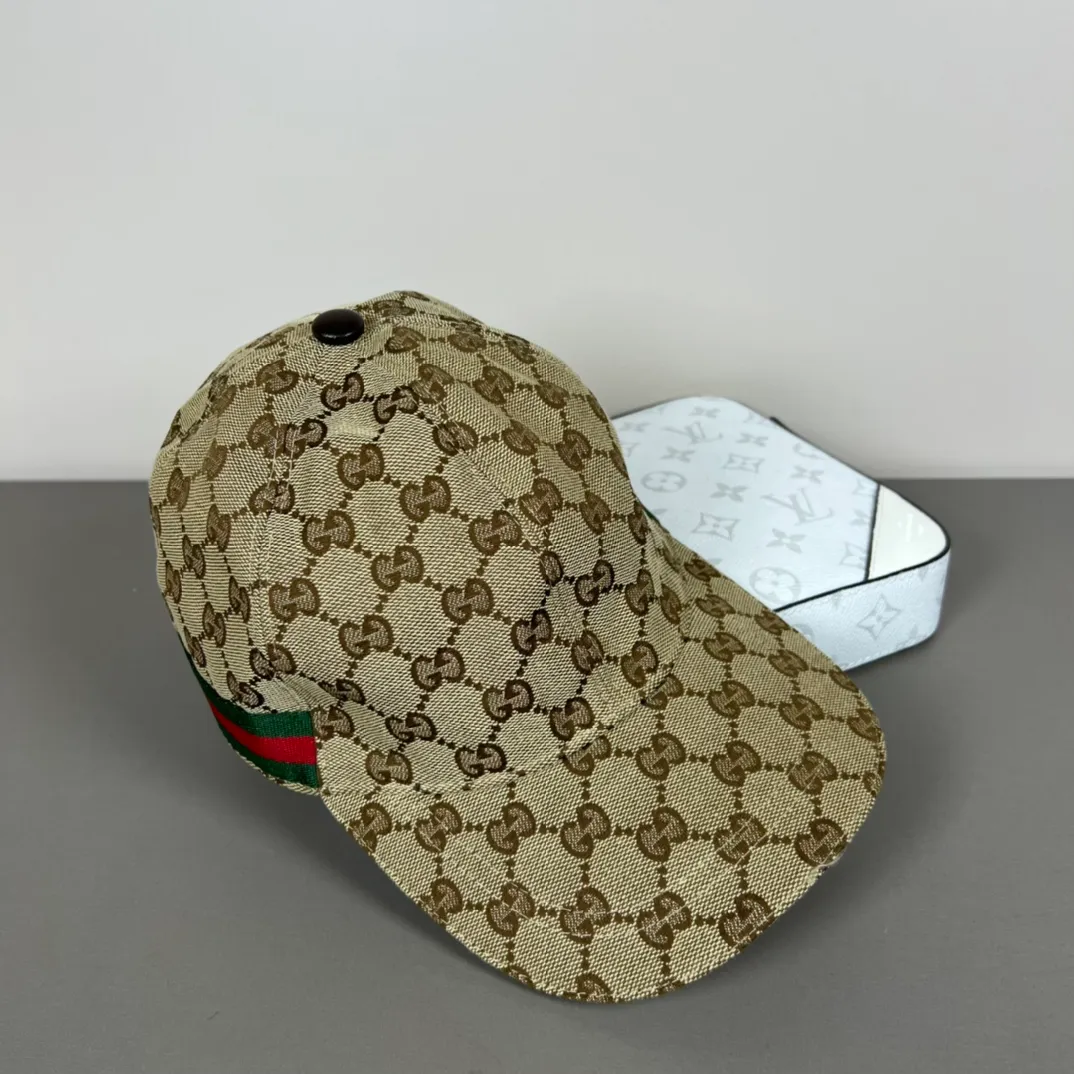 80💰Gucci (Gucci) new original baseball cap, metal small double G, the latest model at the counter, 1:1 mold customization, genuine mold hardware, original canvas fabric + first layer of cowhide, original quality! The quality is great, the basic head circumference is 56cm, and the patch is adjustable.