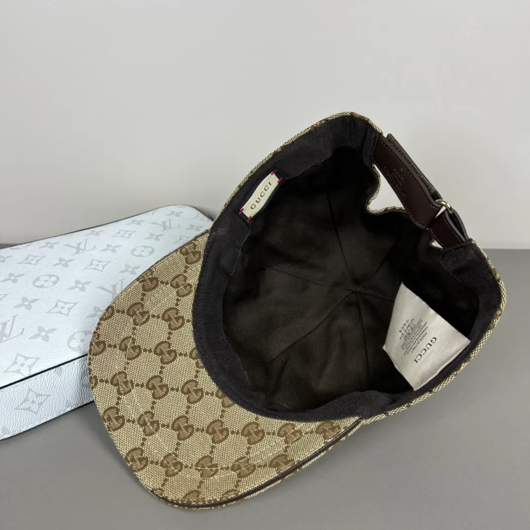 80💰Gucci (Gucci) new original baseball cap, metal small double G, the latest model at the counter, 1:1 mold customization, genuine mold hardware, original canvas fabric + first layer of cowhide, original quality! The quality is great, the basic head circumference is 56cm, and the patch is adjustable.