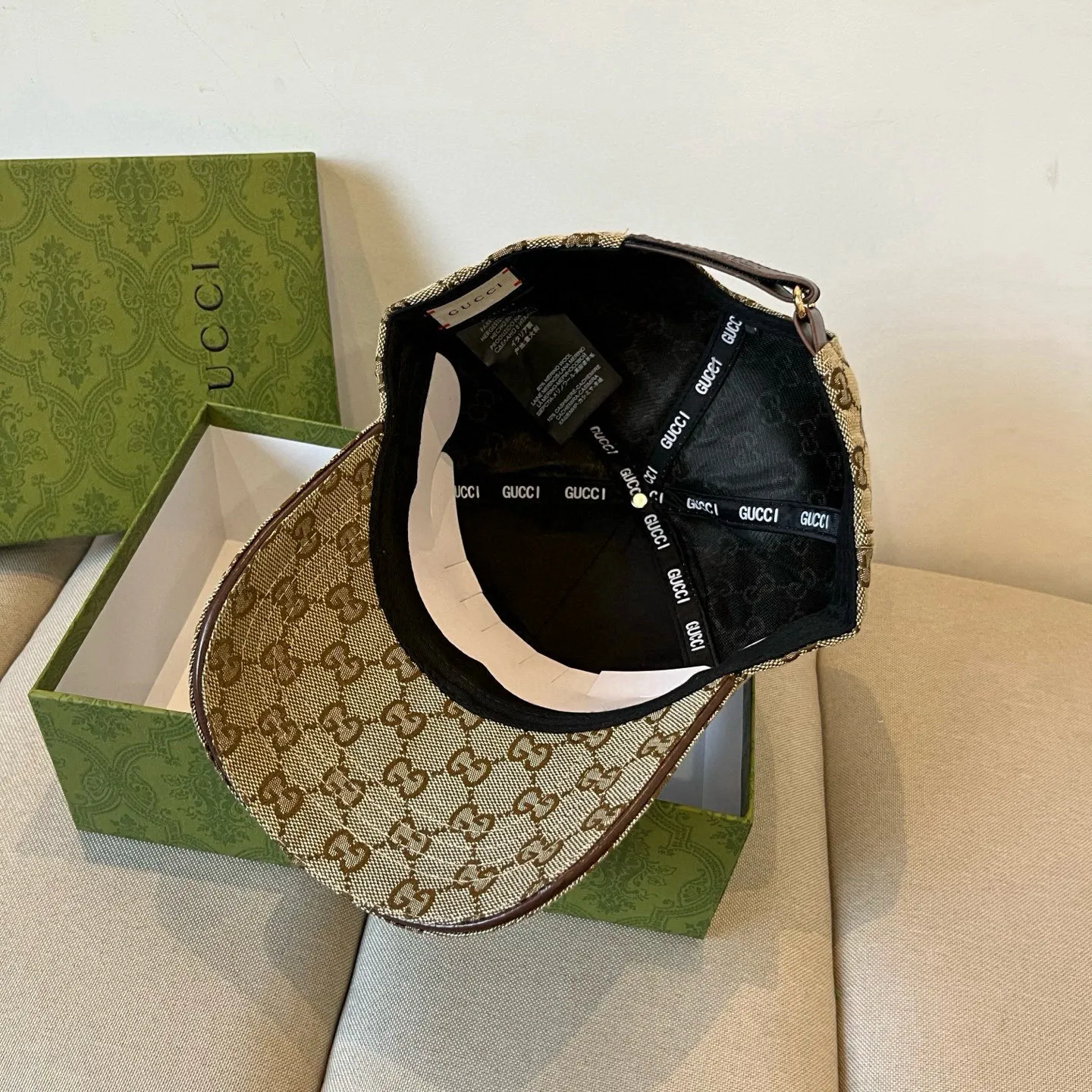 P60 Gucci Baseball Cap♥️GUCCI🧢New product from the official website, baseball cap, original quality, very popular 🔥🎩 The craftsmanship is very exquisite, high-end and classy! Low-key luxury, easy to carry! Running volume!