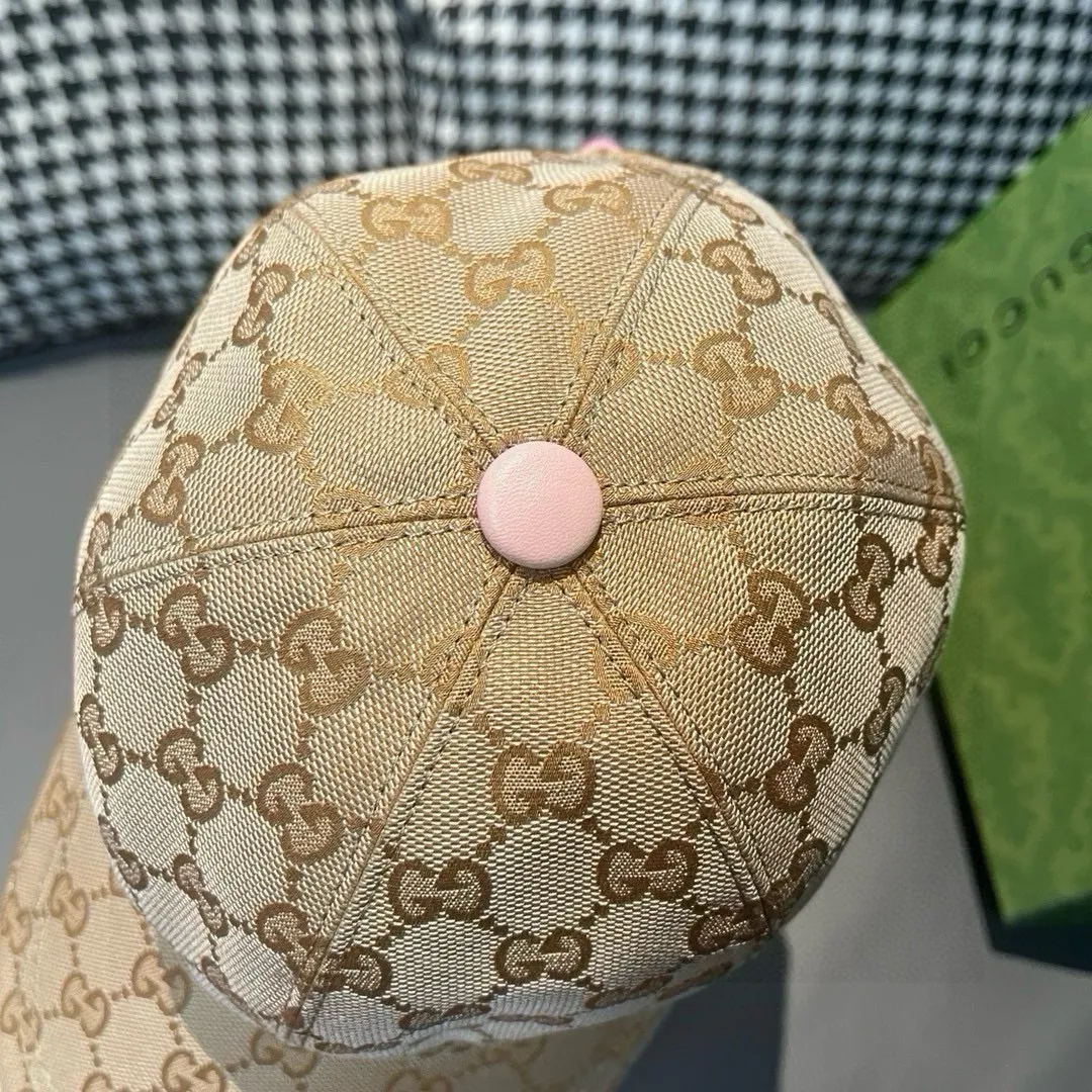 Batch of 900,000-year-old classic models in new colors shipped!   , Gucci (Gucci) classic original baseball cap 😍😍 1:1 mold opening and customization at the counter, the highest version, original canvas fabric + first layer of cowhide, light and breathable! Photographed in real life, suitable for men and women in all seasons, basic head circumference 56cm, adjustable patches.