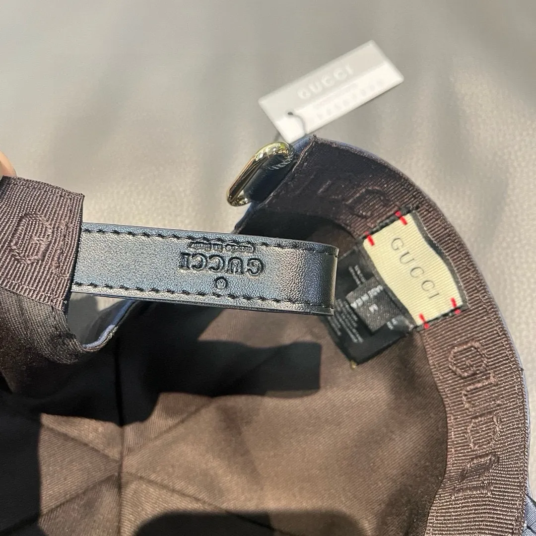 P90 new model shipped from the official website, Gucci's latest original baseball cap, large double G, 1:1 mold customization at the counter, perfect alignment, original canvas fabric + first-layer cowhide, light and breathable! The basic head circumference is 56cm, and the patch is adjustable.