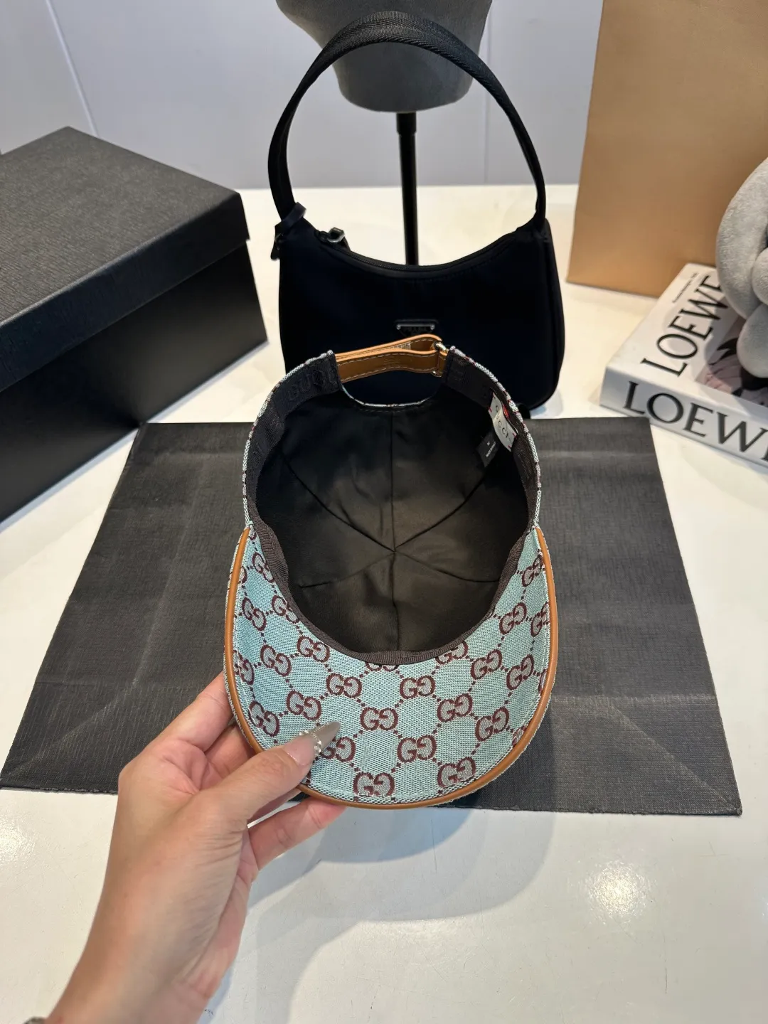 P90 Gucci (Gucci) new original baseball cap, metal small double G, the latest model at the counter, 1:1 mold opening and customization, genuine mold opening hardware, original canvas fabric + first layer of cowhide, original quality! The quality is great, the basic head circumference is 56cm, and the patch is adjustable.