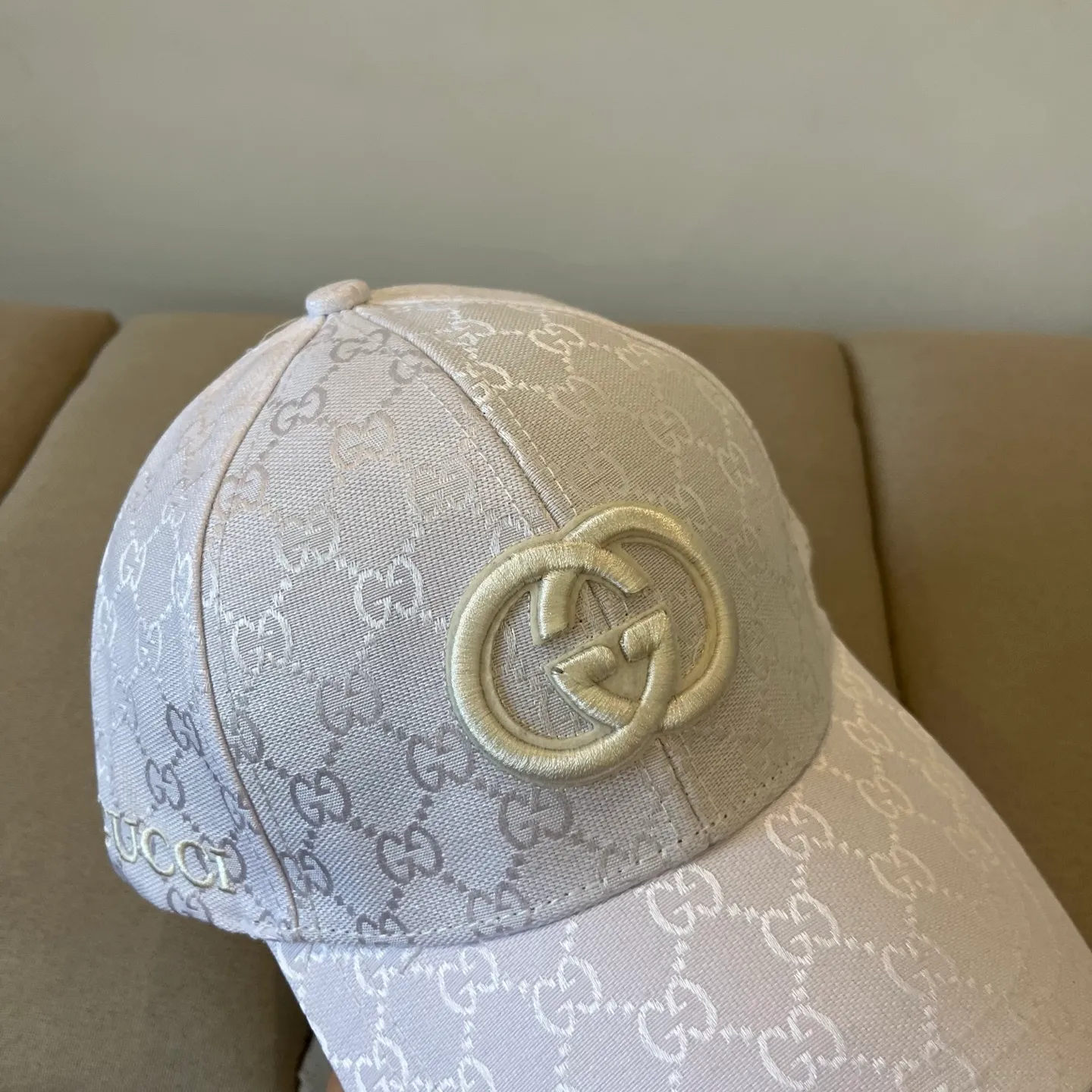 P56 Gucci Baseball Cap♥️GUCCI🧢New product from the official website, baseball cap, original quality, hot arrival 🔥🎩 The craftsmanship is very exquisite, high-end and classy! Low-key luxury, easy to carry! Running volume!