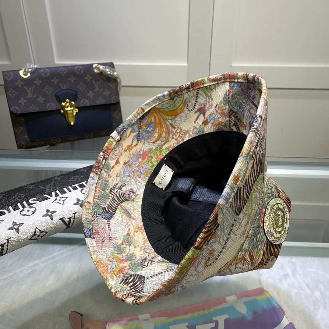 P80💰Gucci Baseball Cap GUCCI🧢Original quality is now available 🔥🎩 The craftsmanship is very exquisite, high-end and classy! Low-key luxury, easy to carry! Running volume! 【68211469】