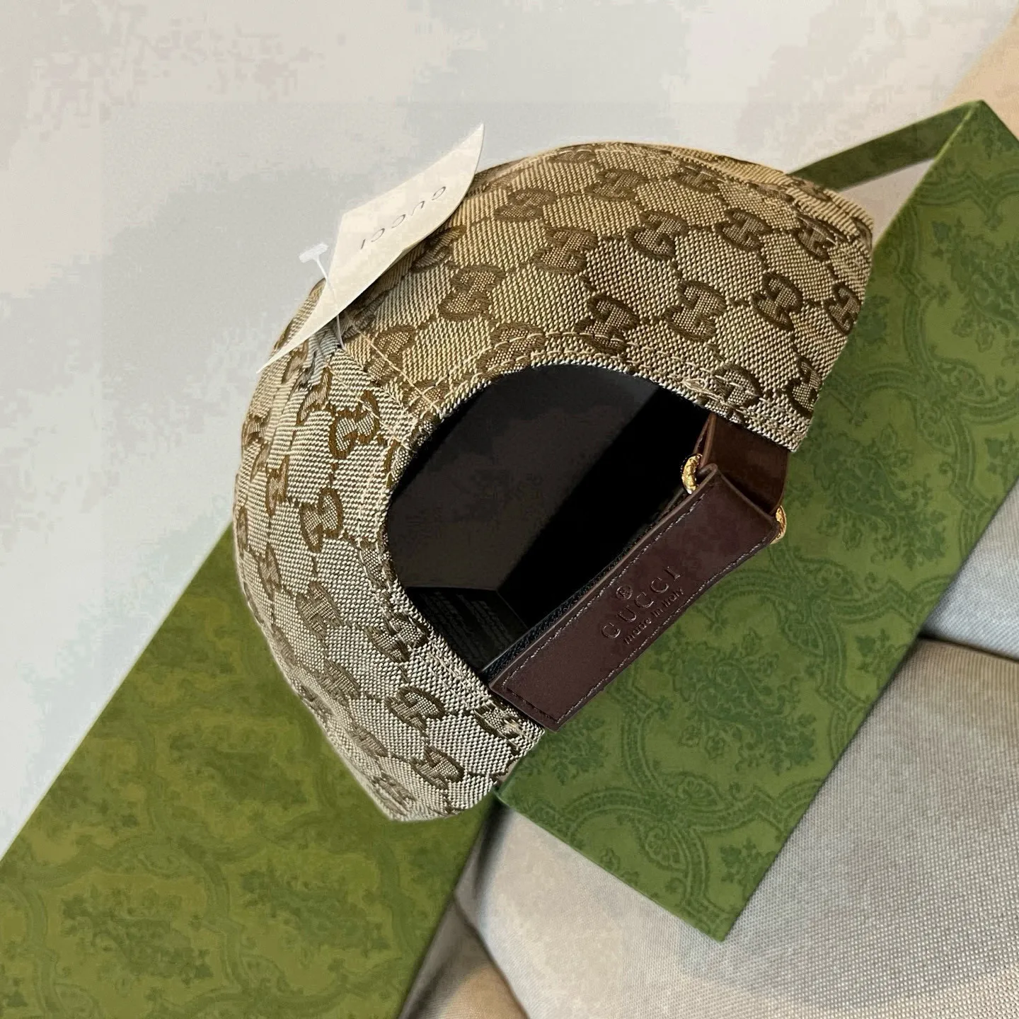 P60 Gucci Baseball Cap♥️GUCCI🧢New product from the official website, baseball cap, original quality, very popular 🔥🎩 The craftsmanship is very exquisite, high-end and classy! Low-key luxury, easy to carry! Running volume!