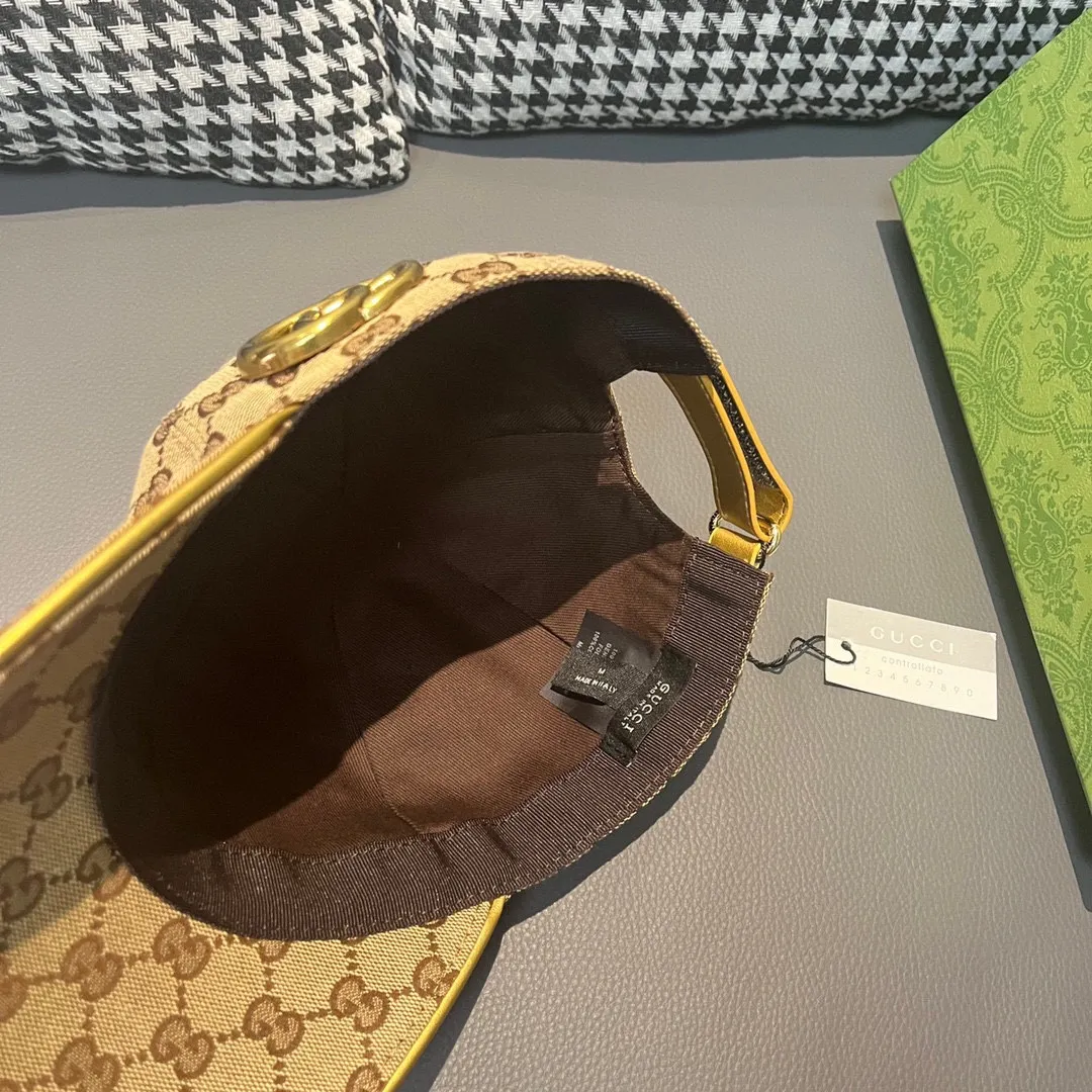 🉐️90 Comes with a packaging bag, Gucci's new original baseball cap, metal double G, the latest model at the counter, 1:1 custom molding, genuine molding hardware, original canvas fabric + first-layer cowhide, original quality! The quality is great, the basic head circumference is 56cm, and the patch is adjustable.