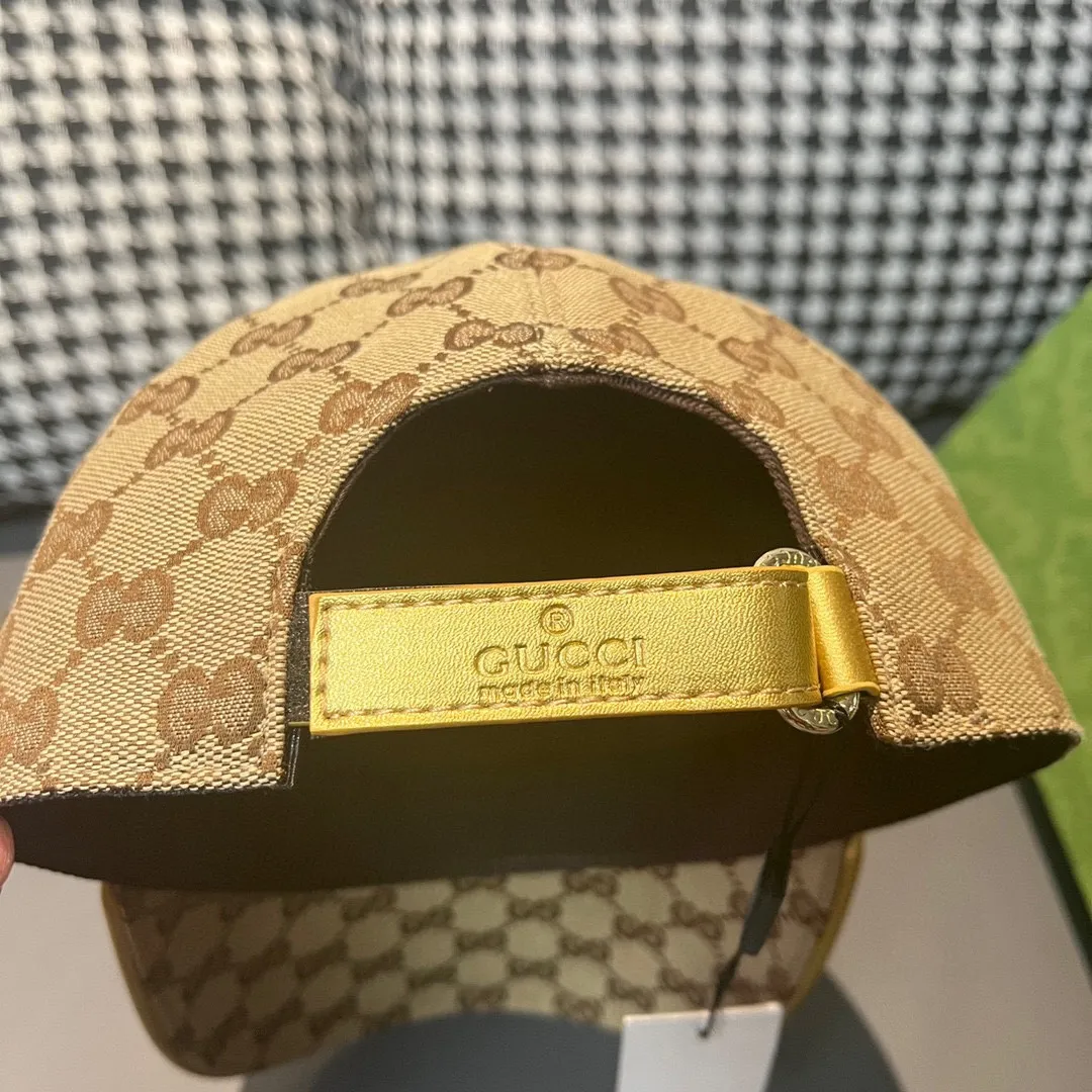 🉐️90 Comes with a packaging bag, Gucci's new original baseball cap, metal double G, the latest model at the counter, 1:1 custom molding, genuine molding hardware, original canvas fabric + first-layer cowhide, original quality! The quality is great, the basic head circumference is 56cm, and the patch is adjustable.