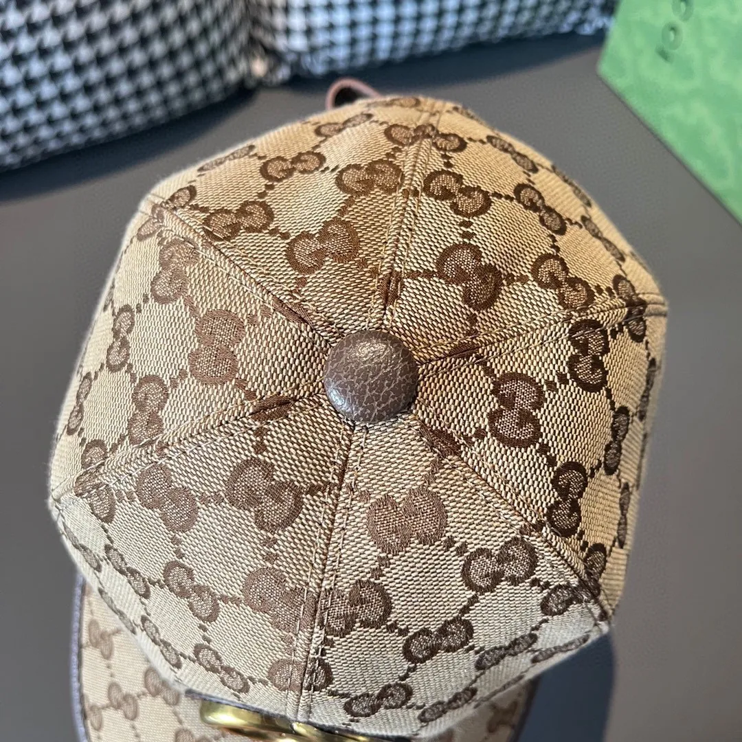 Batch 90, Gucci (Gucci) new original baseball cap, metal double G, the latest model at the counter, 1:1 mold customization, genuine mold hardware, original canvas fabric + first layer of cowhide, original quality! The quality is great, the basic head circumference is 56cm, and the patch is adjustable.