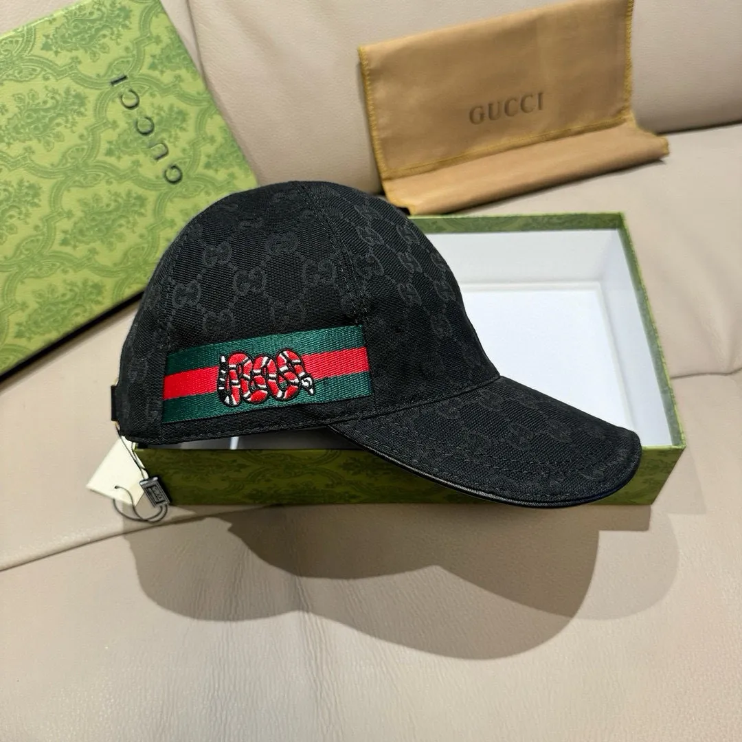 p90, Gucci's new original baseball cap, embroidered python, 1:1 mold customization, heavy embroidery, delicate and luxurious, details comparable to those at the counters, original canvas fabric + first-layer cowhide, pure cotton lining, great quality! The first choice for handsome men and beautiful women, fashionable and versatile. Basic head circumference 56, adjustable patch