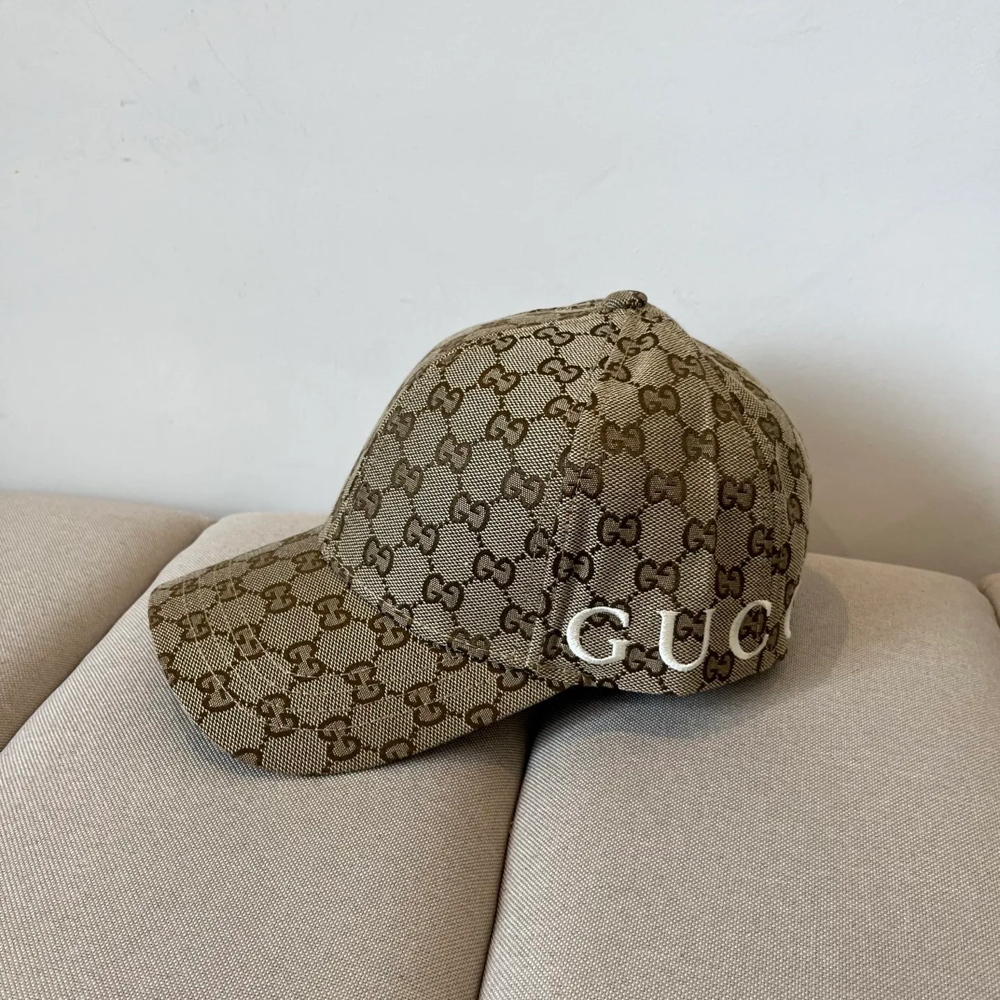 P56 Gucci Baseball Cap♥️GUCCI🧢New product from the official website, baseball cap, original quality, hot arrival 🔥🎩 The craftsmanship is very exquisite, high-end and classy! Low-key luxury, easy to carry! Running volume!