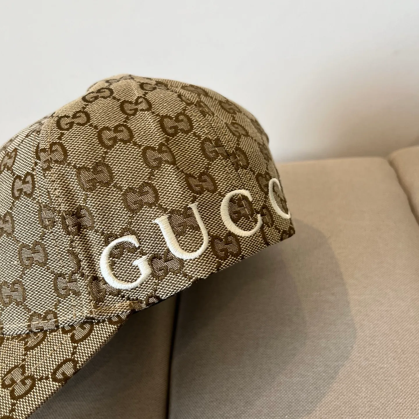 P56 Gucci Baseball Cap♥️GUCCI🧢New product from the official website, baseball cap, original quality, hot arrival 🔥🎩 The craftsmanship is very exquisite, high-end and classy! Low-key luxury, easy to carry! Running volume!