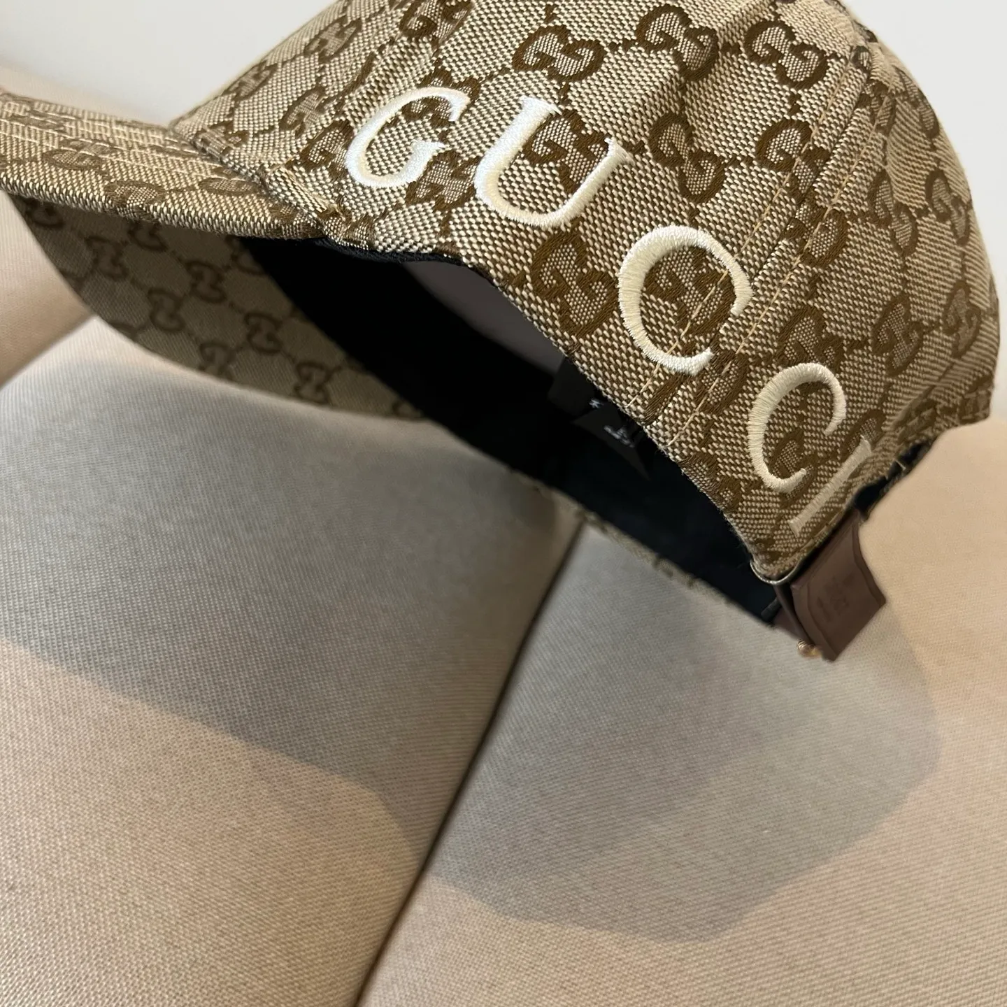 P56 Gucci Baseball Cap♥️GUCCI🧢New product from the official website, baseball cap, original quality, hot arrival 🔥🎩 The craftsmanship is very exquisite, high-end and classy! Low-key luxury, easy to carry! Running volume!