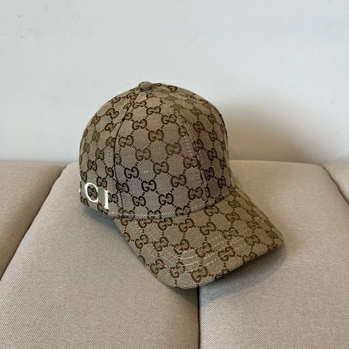 P56 Gucci Baseball Cap♥️GUCCI🧢New product from the official website, baseball cap, original quality, hot arrival 🔥🎩 The craftsmanship is very exquisite, high-end and classy! Low-key luxury, easy to carry! Running volume!