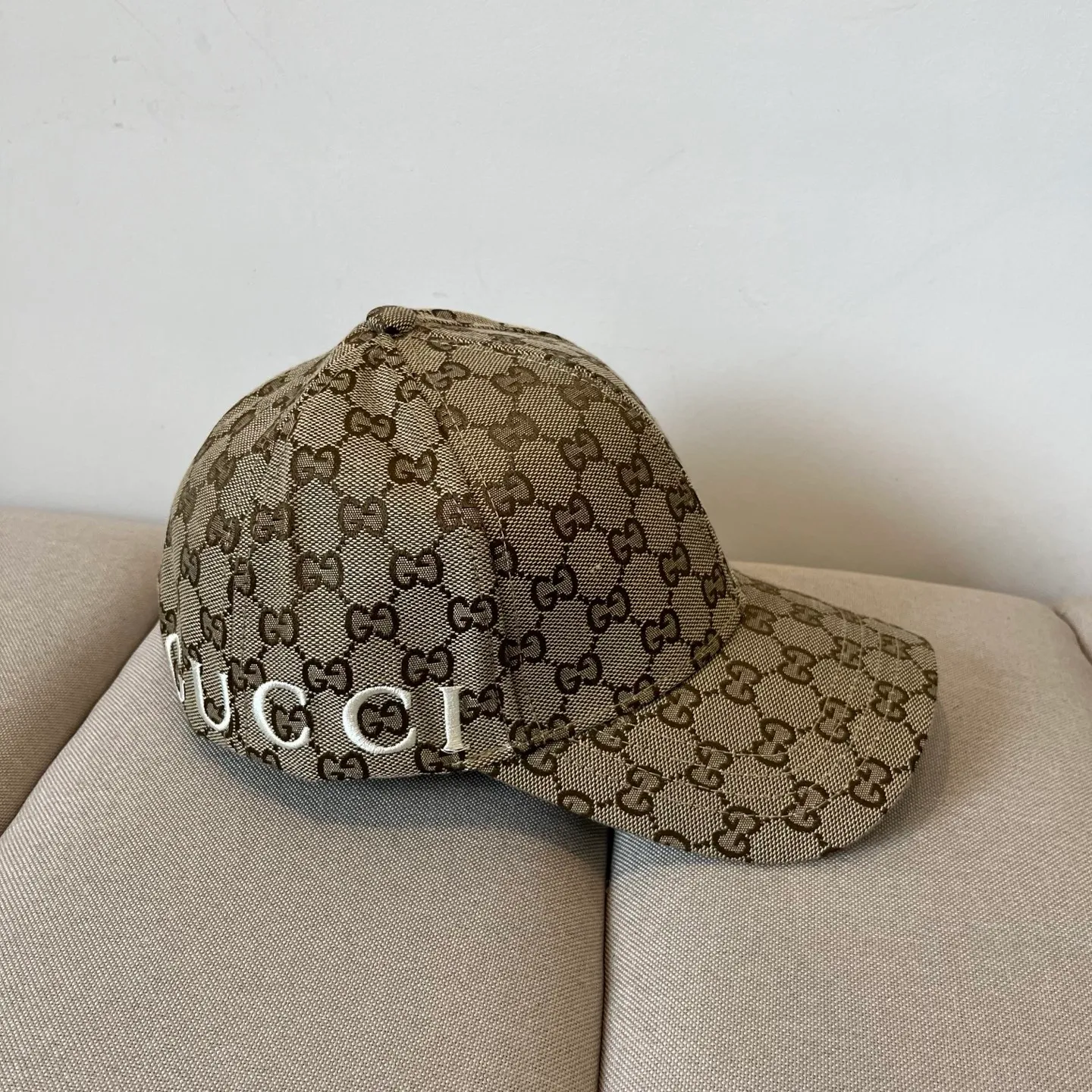 P56 Gucci Baseball Cap♥️GUCCI🧢New product from the official website, baseball cap, original quality, hot arrival 🔥🎩 The craftsmanship is very exquisite, high-end and classy! Low-key luxury, easy to carry! Running volume!