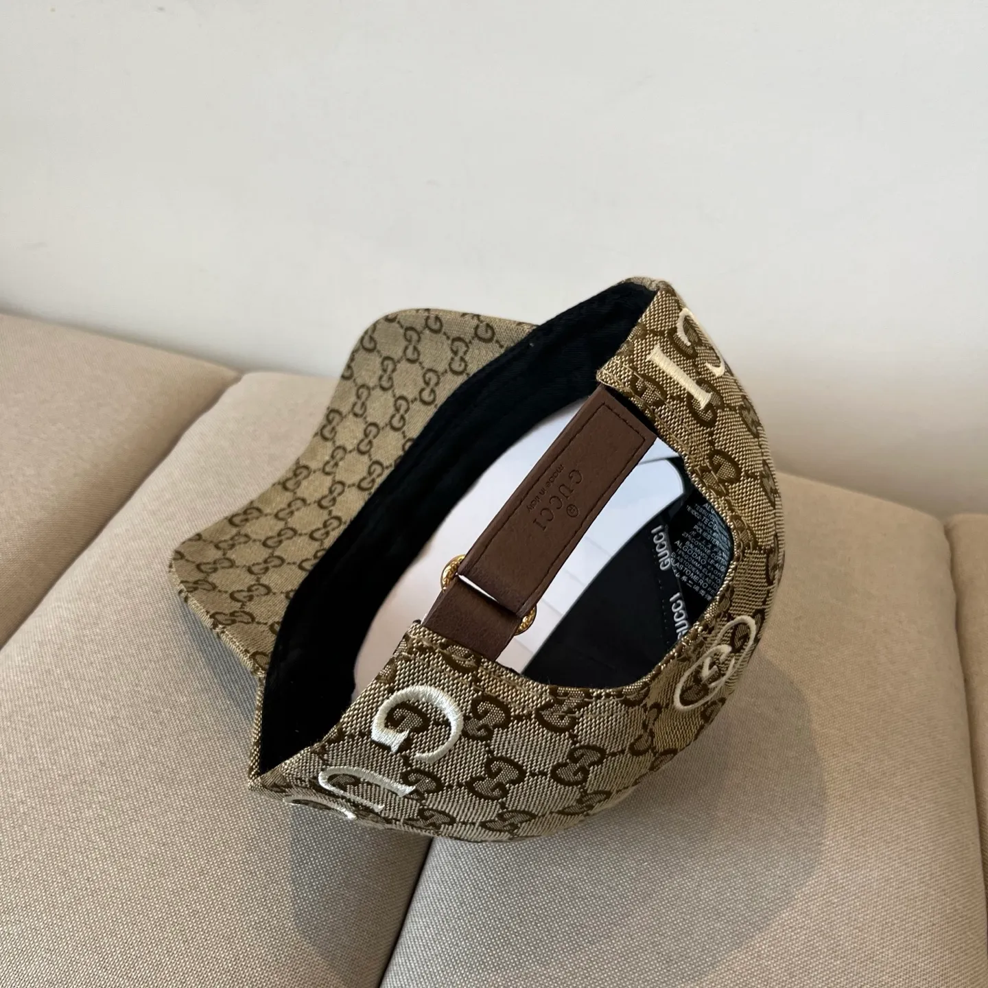 P56 Gucci Baseball Cap♥️GUCCI🧢New product from the official website, baseball cap, original quality, hot arrival 🔥🎩 The craftsmanship is very exquisite, high-end and classy! Low-key luxury, easy to carry! Running volume!