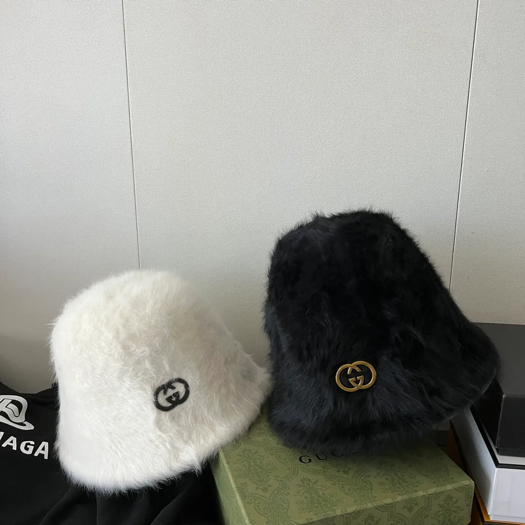 P76 Recently planted 🌿Gucci furry bucket hat🪣Bucket hat, super popular series, first-class hat shape👍 The face-covering artifact is so Korean model style, suitable for matching with various retro British styles! Very easy to match! Love it so much❤️