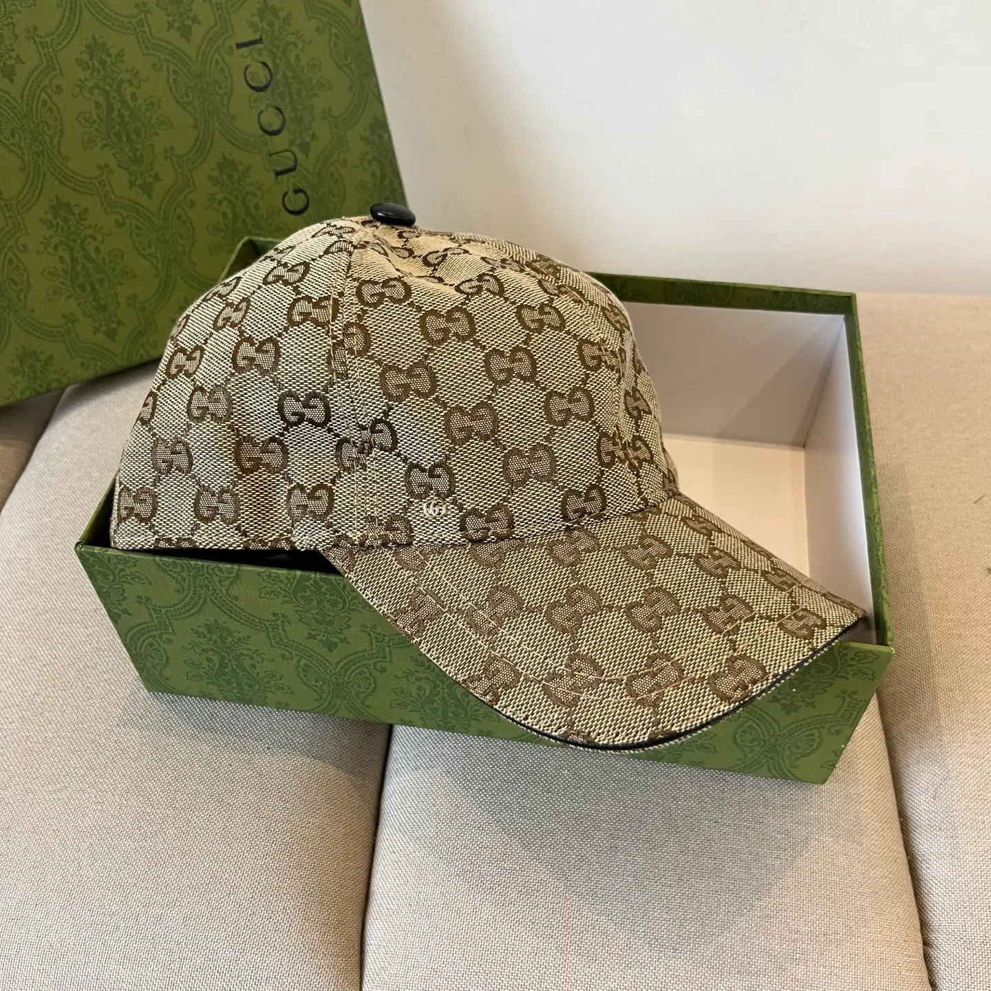 P60 Gucci Baseball Cap♥️GUCCI🧢New product from the official website, baseball cap, original quality, very popular 🔥🎩 The craftsmanship is very exquisite, high-end and classy! Low-key luxury, easy to carry! Running volume!